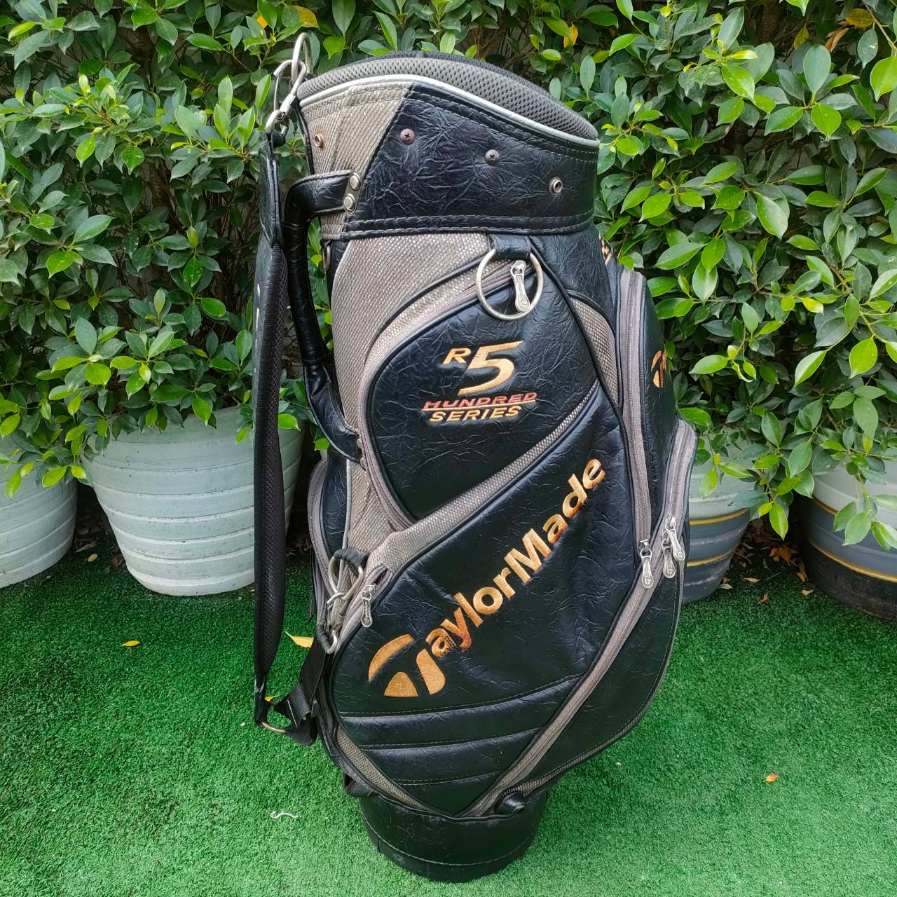 ถุงกอล์ฟ TAYLORMADE r5 MUNDRED SERIES มือสอง ** มีตำหนิ เเป๊กคอพเวอร์หลุด 1จุด ** ถุง TOUR ใบใหญ่ ราคาพิเศษที่สุด
