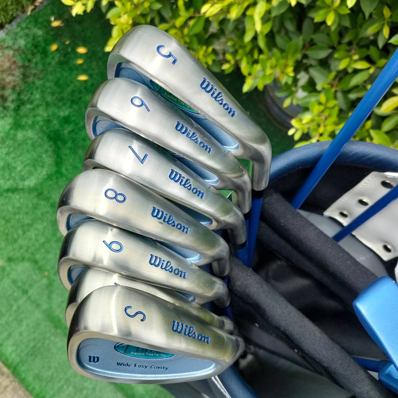 ** ไม้กอล์ฟสำหรับผู้หญิง ** FULLSET WILSON TIARA 4 WIDE EASY CAVITY , COVER กำมะหยี่ , ถุงกอล์ฟ *** มีตำหนิ ผ้าขาด *** ไม้กอล์ฟมือสอง ของแท้ BY NakaraLuxurious