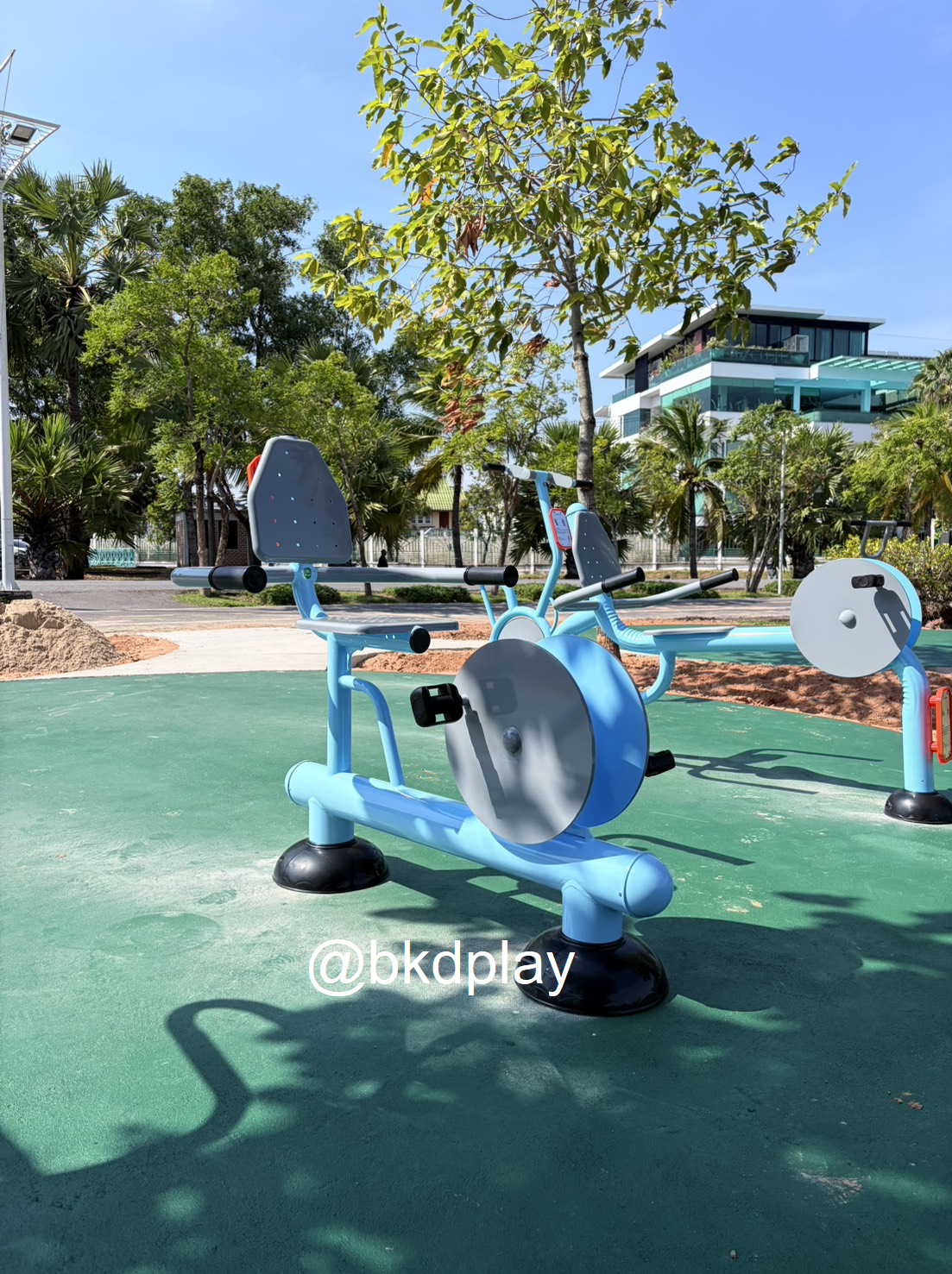 เครื่องออกกำลังกายกลางแจ้ง อุปกรณ์นั่งปั่นจักรยาน ลานกีฬาอเนกประสงค์ สนามกีฬา สั่งผลิตตามสีที่ต้องการได้