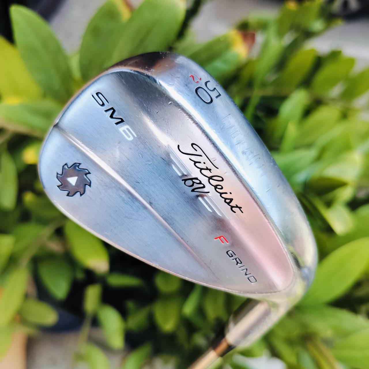 WEDGE Titleist SM6 องศา 50 BONCE 12 F Grind ออกแบบให้ตีเต็มวงได้ดี หรือชิพแบบไม่เปิดหน้าไม้ เหมาะกับ WEDGE องศา 50 อย่างมาก ไม้กอล์ฟพรีเมี่ยมมือสอง ของแท้ By NakaraLuxurious