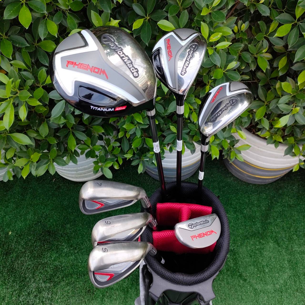**ไม้กอล์ฟครบชุดสำหรับเด็ก** TAYLORMADE PHENOM พร้อมถุงกอล์ขาตั้ง สภาพสวยนางฟ้าสุดๆ สำหรับน้องที่อายุ 9 - 12 ขวบ
