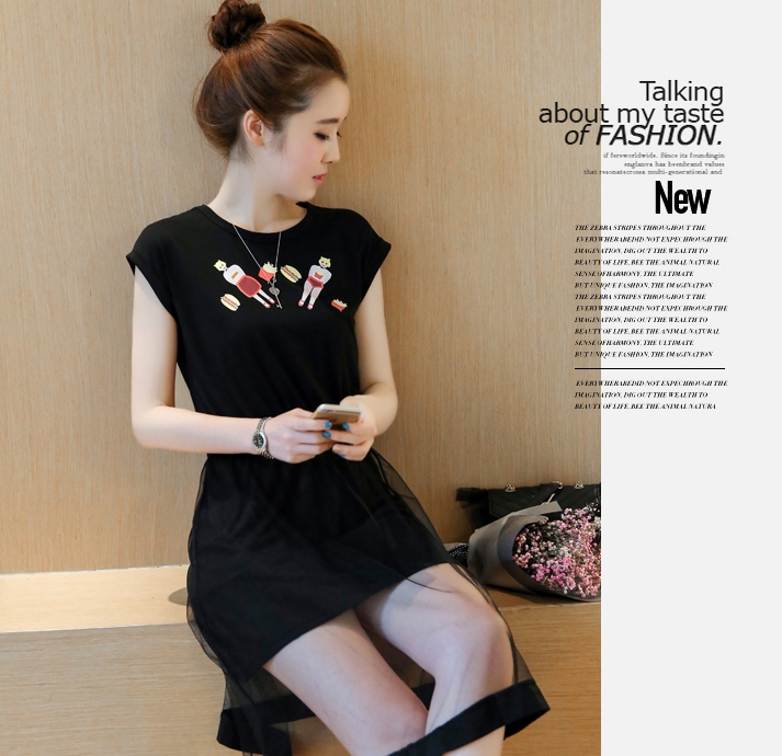 ชุดเดรส สีดำผ้าคอตตอนยืดหยุ่นพิมพ์ลายการ์ตูนหน้าอก ตัดต่อกระโปรง2ชั้นด้วยผ้าชีฟอ