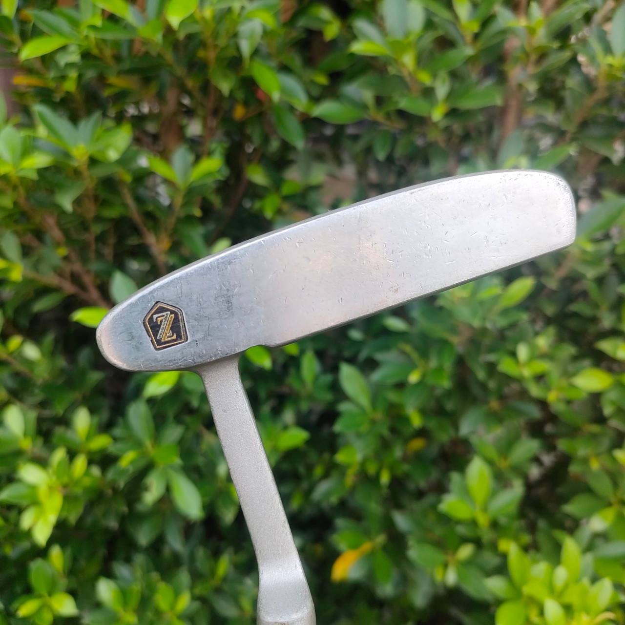 PUTTER MIZUNO ZEPHYR 9821 ก้าน TECHNOความยาวของไม้ 33 นิ้ว เป็นพัตเตอร์ก้านกราไฟต์ เหมาะสำหรับ ซีเนียร์ เด็ก หรือ สุภาพสตรี ZEPHYR เป็นพัตเตอร์พรีเมี่ยมที่สุด ของแบรนด์ MIZUNO