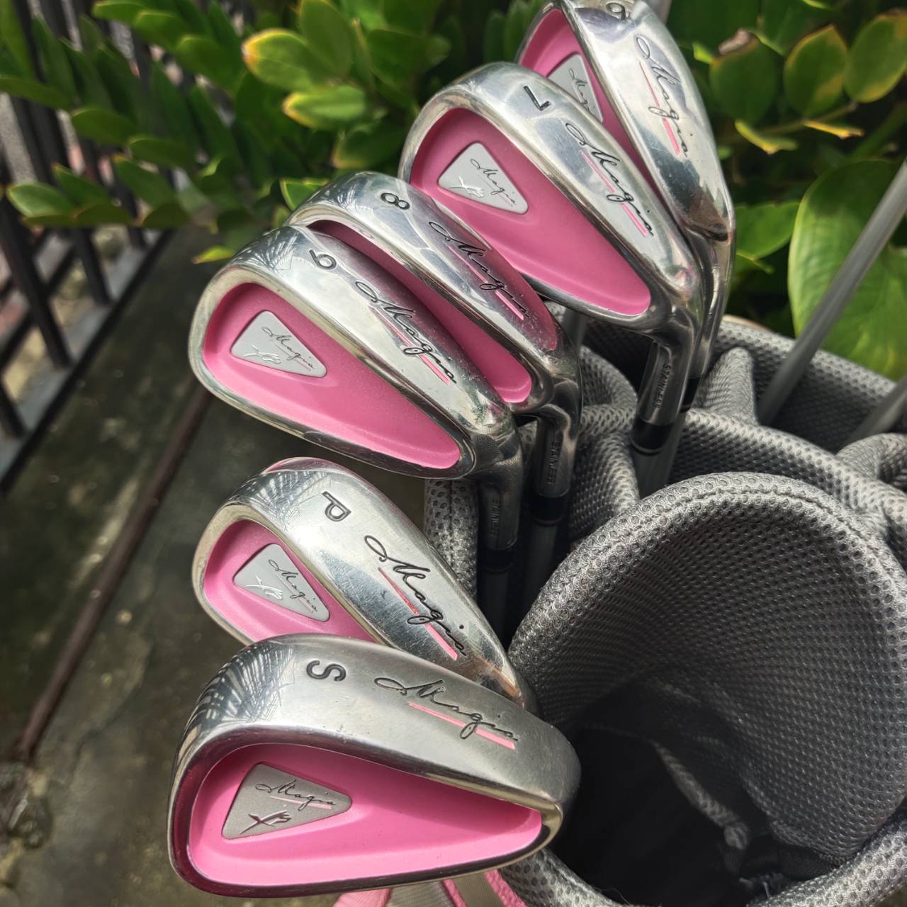 FULLSET Hippo Ladies Magia XS ชุดไม้กอล์ฟสำหรับผู้หญิงที่ออกแบบมาเพื่อช่วยให้ สามารถตีได้ง่ายขึ้น มีความแม่นยำ และเพิ่มระยะทางในการตี ไม้กอล์ฟพรีเมี่ยมมือสอง