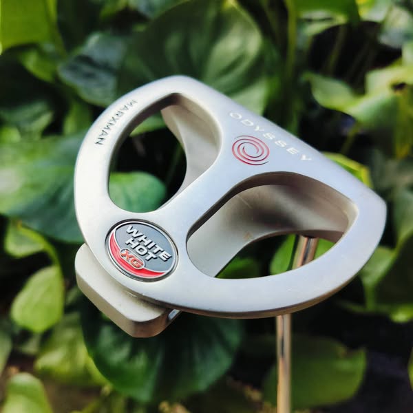 PUTTER ODYSSEY MARXMAN ยาว 35 นิ้ว กริพ GOLF PRIDE รุ่นนี้เล็งง่ายมากๆ เวลาสโตรคเบี้ยว จะเห็นเลยว่าเบี้ยว และรูปทรงออกแบบ ให้ชดเชยความผิดพลาดได้สูงมากๆ ไม้กอล์ฟพรีเมี่ยมมือสอง ของแท้ By NakaraLuxurious