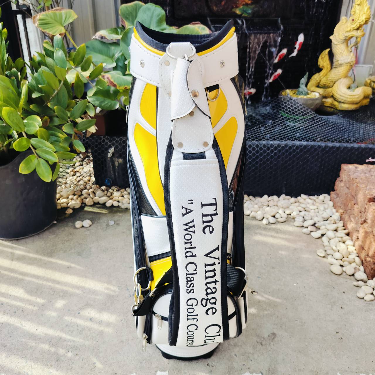 ถุงกอล์ฟ THE VINTAGE มือสอง สภาพสวยมากๆ ถุง TOUR ใบใหญ่ พื้นสีขาว มีขลิปด้วยหนังแก้วหลายจุด ไม้กอล์ฟพรีเมี่ยมมือสอง ของแท้ By NakaraLuxurious