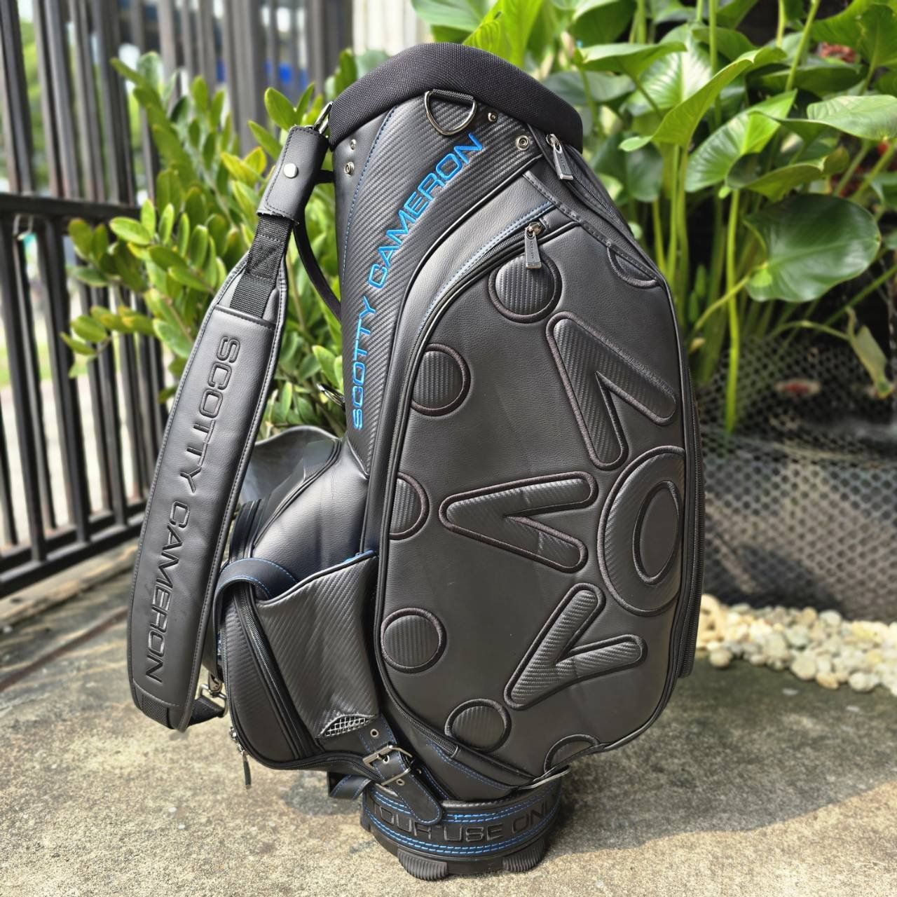 ถุงกอล์ฟ SCOTTY CAMERON TOUR ONLY BACK IN BLACK STAFF BAG RARE TITLEIST CIRCLE T 2019 ของแท้ มือสอง สภาพสวยเดิมตามภาพ หายากมากค่ะ