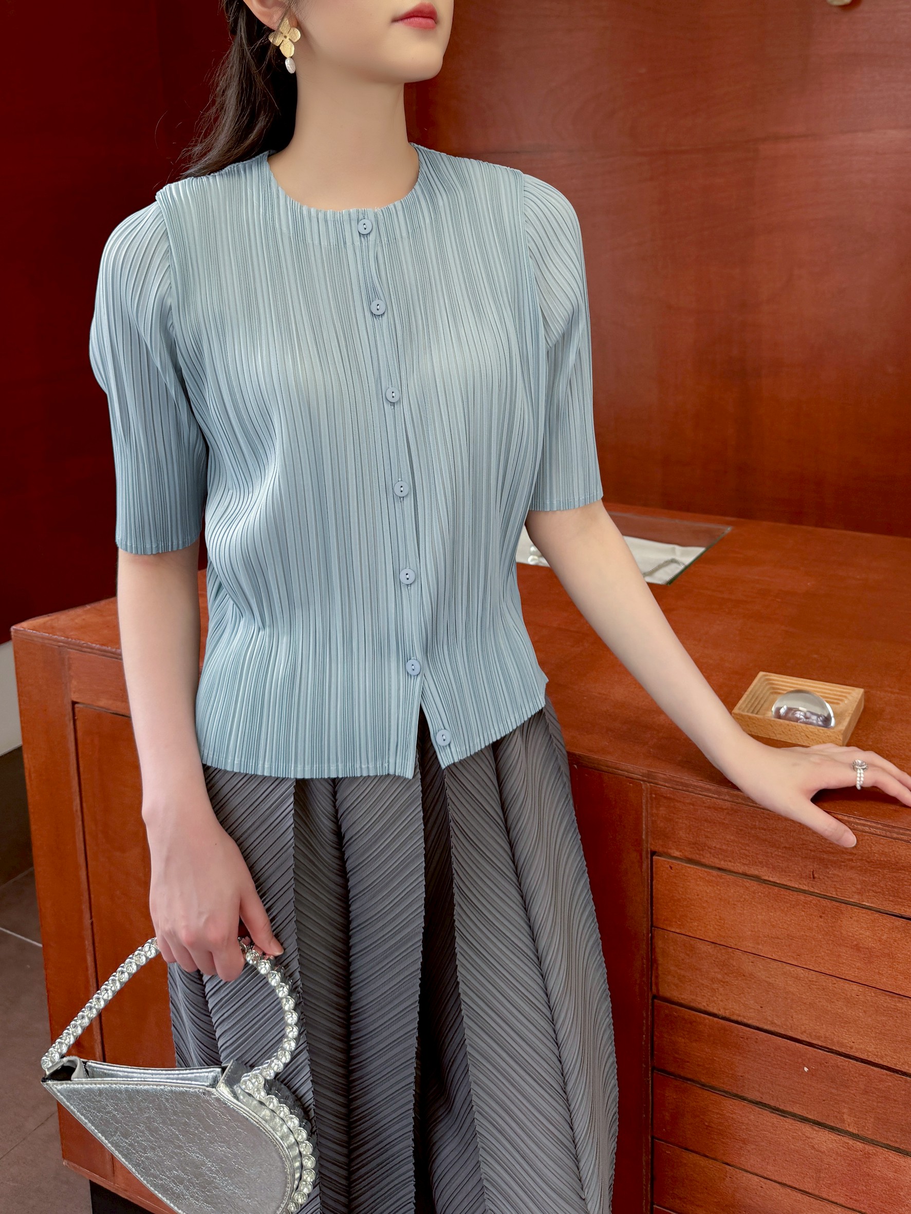 2MUAY รุ่น GJO11307 เสื้ออัดพลีท ROUND NECK BUTTON FRONT PLEATED TOP
