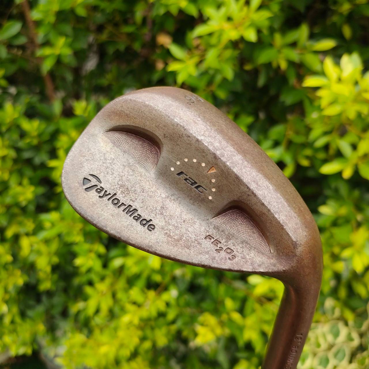 WEDGE TAYLORMADE RAC FE2O3 องศา 56 BOUNCE 12 ก้าน DYNAMIC GOLD S200 รุ่นนี้ใช้เนื้อเหล็กแท้ให้ฟีลลิ่งที่นุ่มกว่า และไม่ได้เคลือบ จะได้ความรู้สึกสดกว่า สปิดจัดหน้าคมจัด ตกหยุดถอยหลังเลยครับ ไม้กอล์ฟมือสอง ของแท้ BY NakaraLuxurious