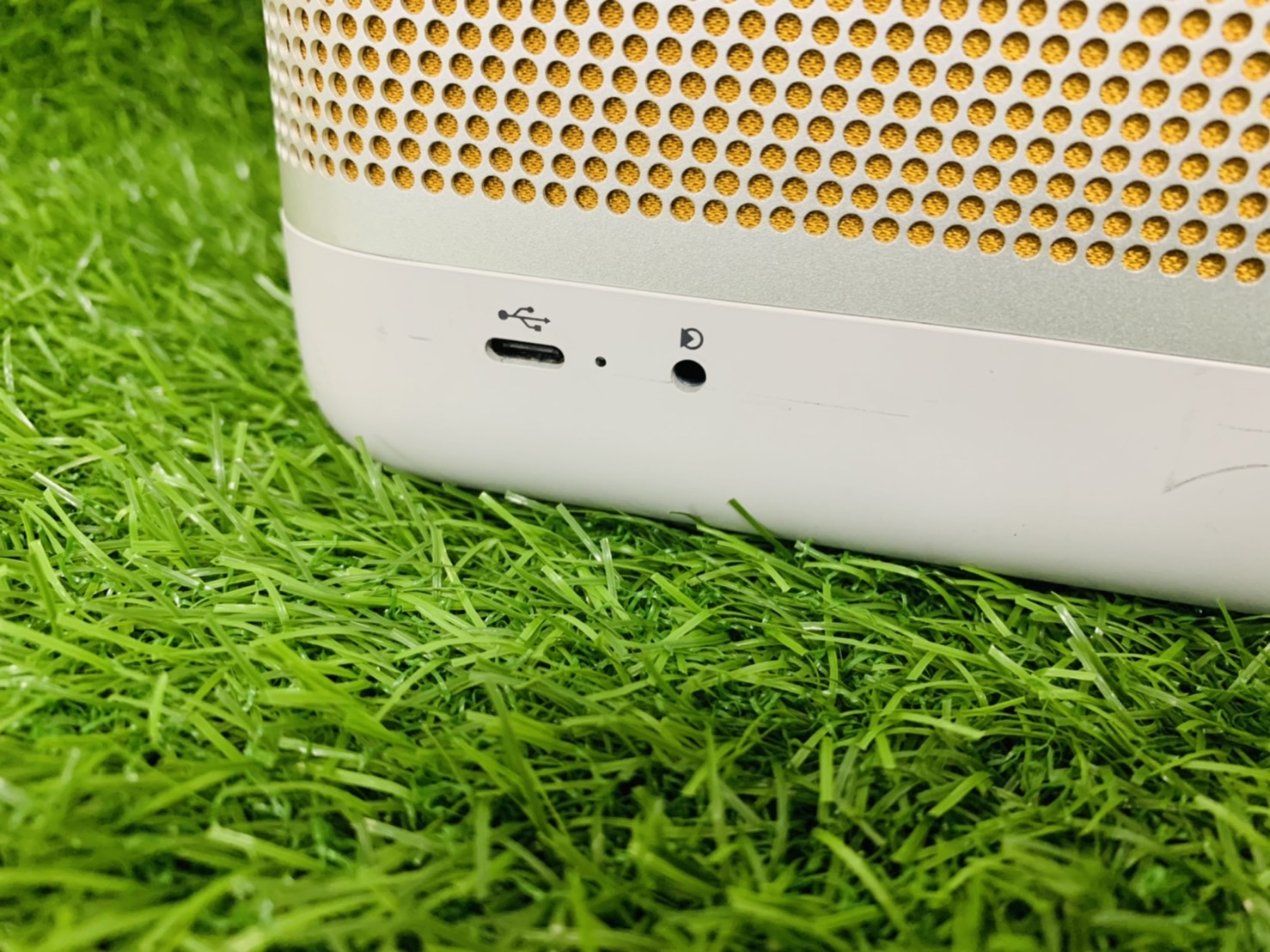 B&O ลำโพงพกพาบลูทูธ Beolit 20 (สี Grey Mist)