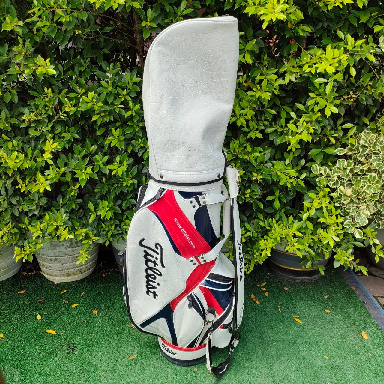 ถุงกอล์ฟ TITLEIST มือสอง สวยมาก ** มีตำหนิ มีรอย ตรง COVER เเละ สายสะพาย มีรูปให้ชมท้ายสุดค่ะ *** นอกนั้นสวยมากๆ เป็นถุงที่สวยสะดุดตาค่ะ