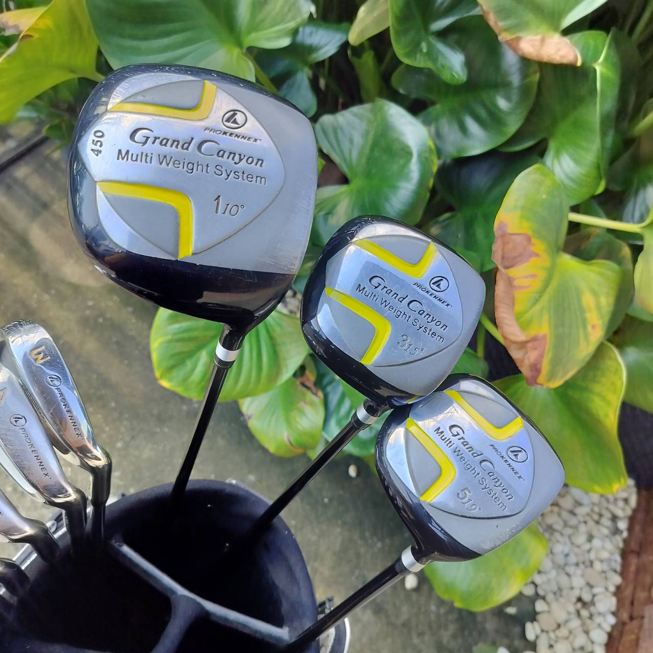 ไม้กอล์ฟครบชุด PRO KENNEX GRAND CANYON สภาพสวยงาม ให้ไม้มาได้ครบเครื่องมากๆ ดีทุกไม้ ถุงกอล์ฟ PROKENNEX เดิมตรงรุ่น และมี COVER ให้ครบทั้งชุดค่ะ ไม้กอล์ฟพรีเมี่ยมมือสอง ของแท้ By NakaraLuxurious