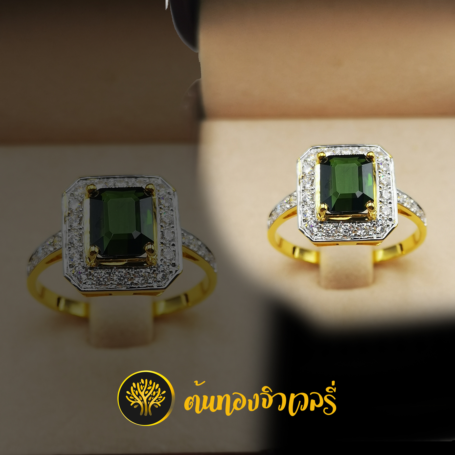 แหวนพลอยเขียวส่อง ทรงสี่เหลี่ยม ล้อมเพชร พลอยเม็ดใหญ่เด่นๆเลยครับ