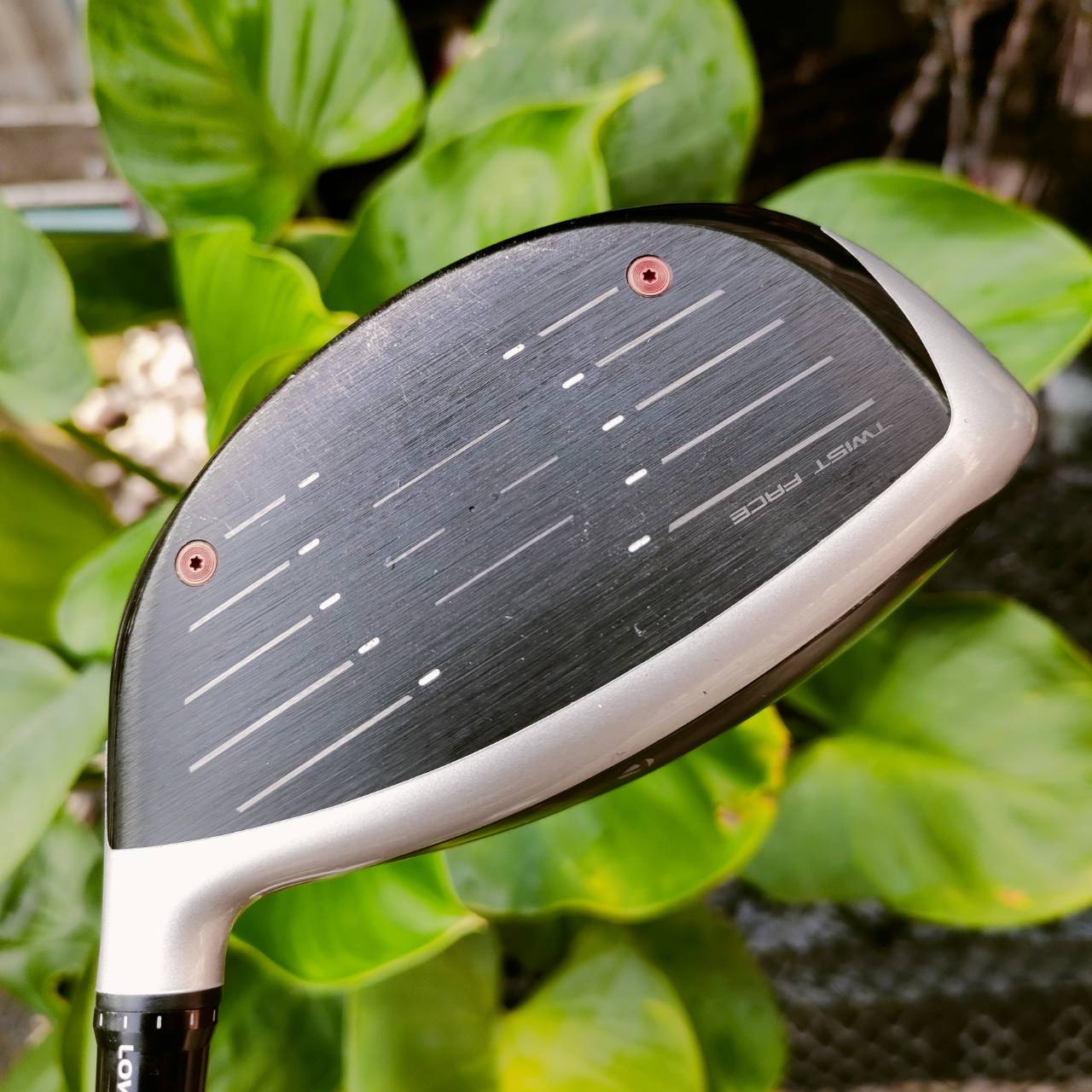 Driver Taylormade M6 องศา 9.0 Speed Injected Twist Face หน้าไม้ไทเทเนียมที่บางเฉียบ ยืดหยุ่นจนเกินค่ากำหนดตามกฎ แต่ฉีดเรซิ่นเข้าไปที่สองจุดหน้าไม้ เพื่อไม่ให้บางเกินขีดและยังคงมีความเร็วที่สูงสุด ไม้กอล์ฟพรีเมี่ยมมือสอง ของแท้ By NakaraLuxurious