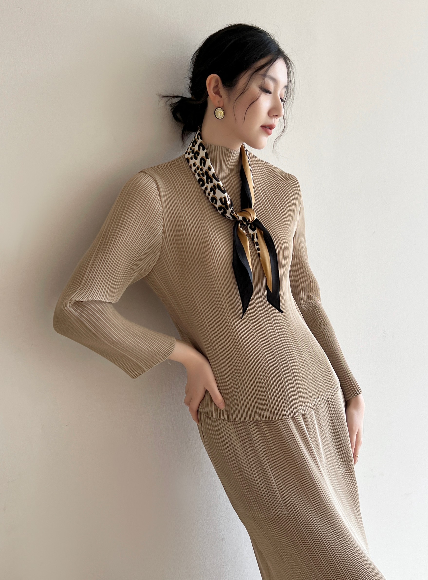 ปรับราคาลง20%!! 2MUAY รุ่น GJO11032 เสื้อพลีทผ้าแมตต์ HIGH NECK LONG SLEEVE PLEATED TOP 10 สี FREE SIZE