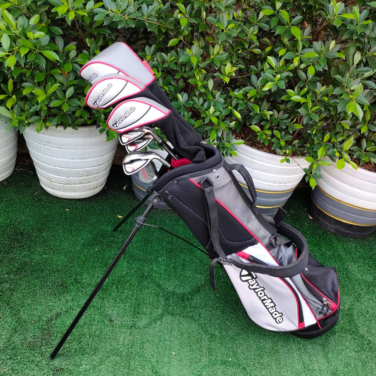 **ไม้กอล์ฟครบชุดสำหรับเด็ก** TAYLORMADE PHENOM พร้อมถุงกอล์ขาตั้ง สภาพสวยนางฟ้าสุดๆ สำหรับน้องที่อายุ 9 - 12 ขวบ