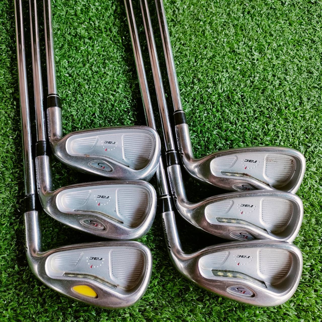 ชุดเหล็ก Taylormade RAC r5 เหล็ก CAVITY ลึกตีง่ายอย่างมาก ให้ระยะดีมากๆ ตีไกลกว่าเหล็กปกติ 1 เบอร์เลยค่ะ ก้านเหล็ก เบา 80 กรัม FLEX R สบายๆ ไม้กอล์ฟพรีเมี่ยมมือสอง ของแท้ By NakaraLuxurious