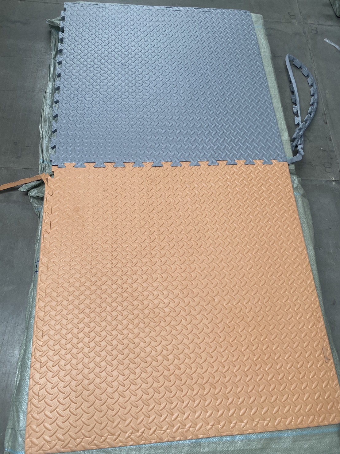 แผ่นโฟมปูพื้นกันกระแทก จิ๊กซอ EVA (งานนำเข้า) 20 มล 100x100 หนา2 ซม. ,แผ่นกันกระแทก,แผ่นโฟมปูพื้น, โฟมปูพื้น,จิ๊กซอว์ปูพื้น, แผ่นรองคลาน สำหรับเครื่องเล่นสนามในร่ม ห้องเด็กเล่น พร้อมส่ง ราคาโรงงาน