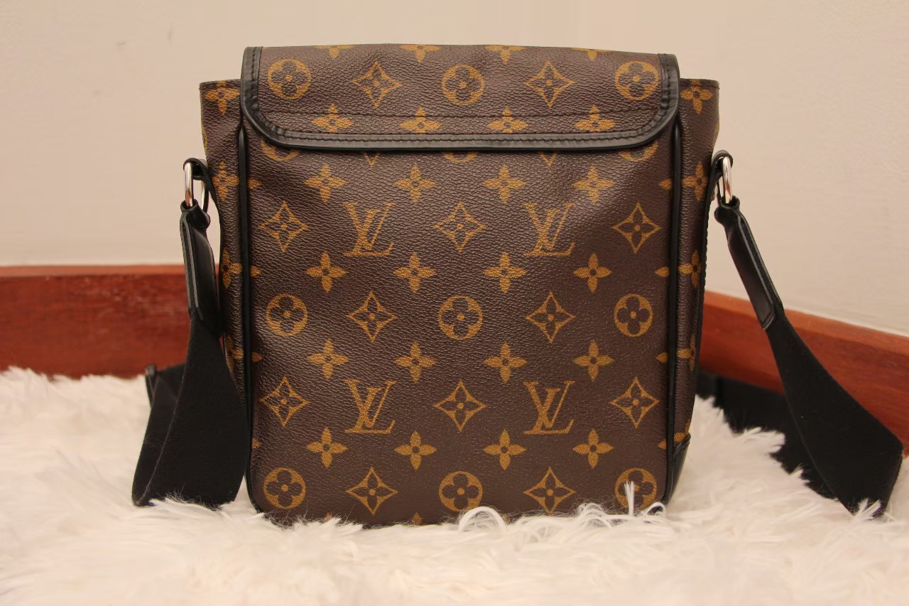 มือสอง Louis Vuitton Bass Marcassar Monogram PM กระเป๋าสะพายผู้ชายทรง Messenger ใบเล็ก
