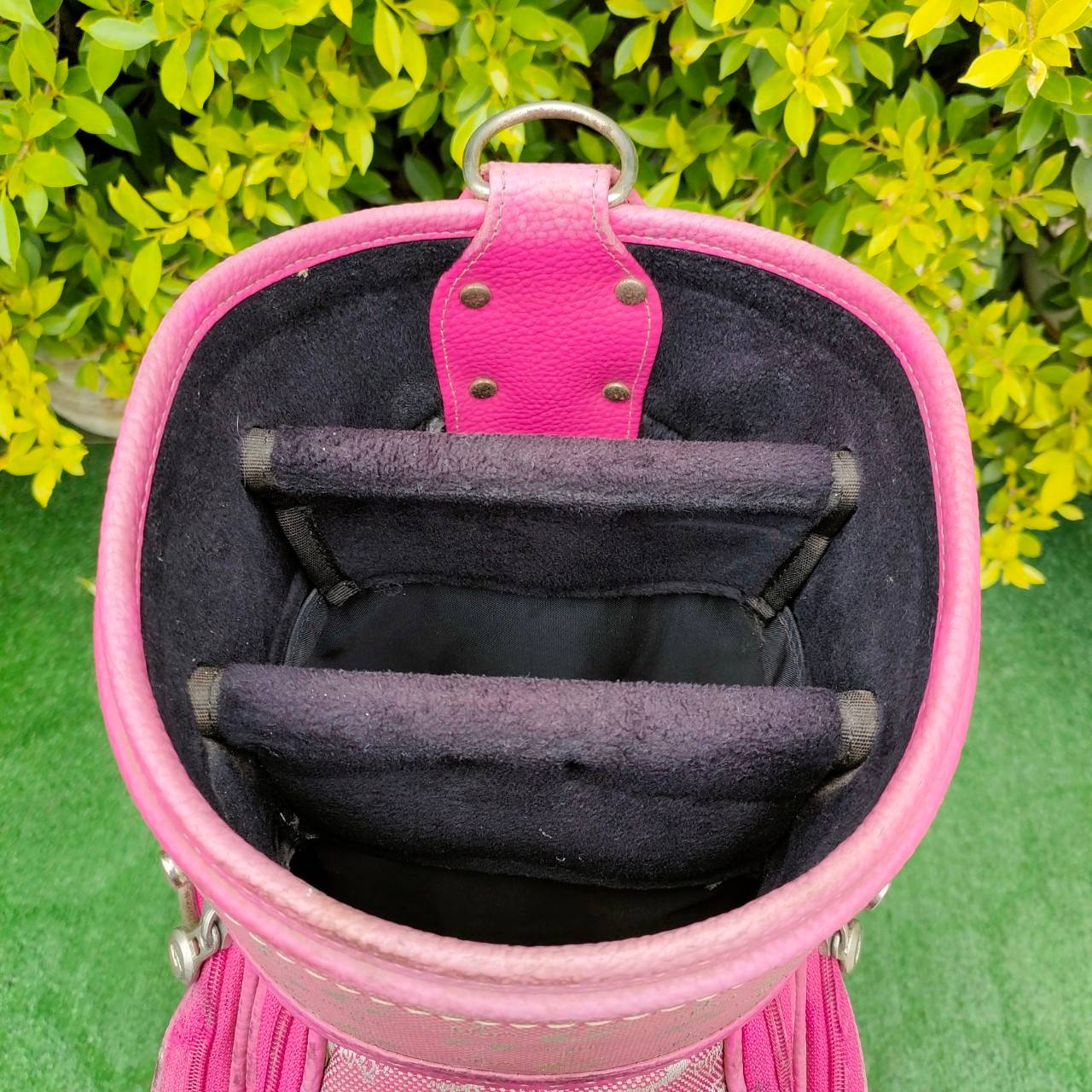 ถุงกอล์ฟ GIGA GOLF มือสอง ** ไม่มีสายสะพาย ** ถุงหนังแบรนด์เนมของแท้ญี่ปุ่น ภายในบุกำมะหยี่ มีลอยดำบางจุด มือสอง ของแท้ BY NakaraLuxurious