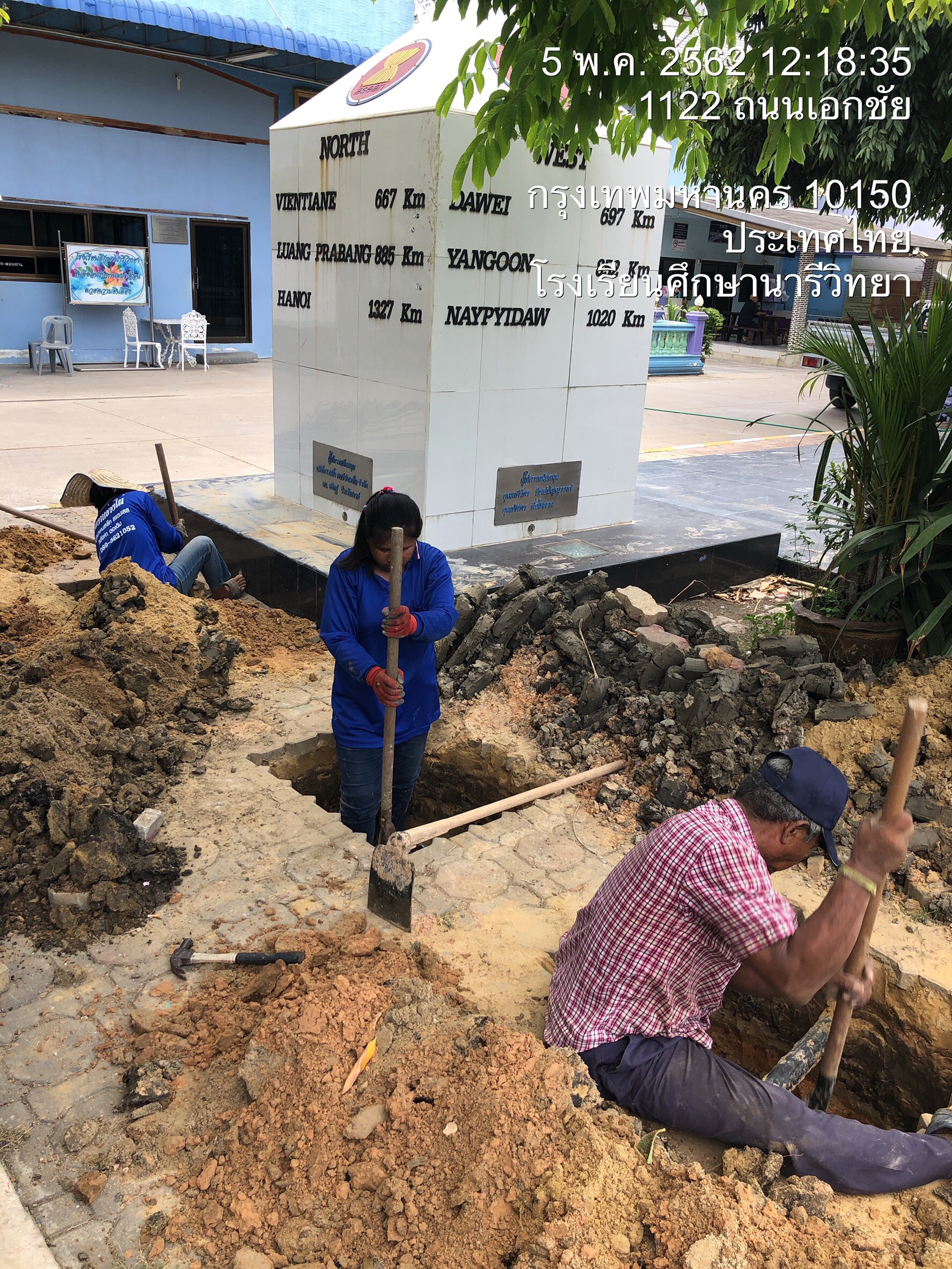 รร. ศึกษานารี ทำหลังคาทางเชื่อมอาคารเรียน