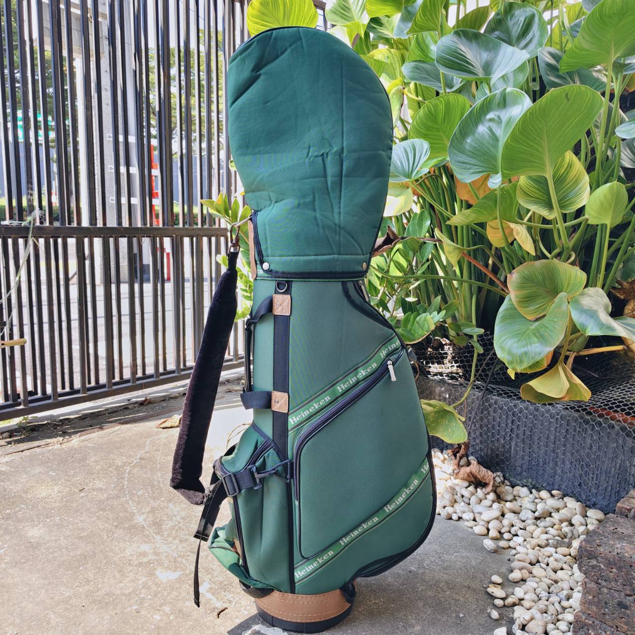 ถุงกอล์ฟ HEINEKEN ของแท้ มือสอง สภาพสวยเดิม ดีไซน์เท่ ไม่ซ้ำใคร ใครเป็นสายสะสม ห้ามพลาด!