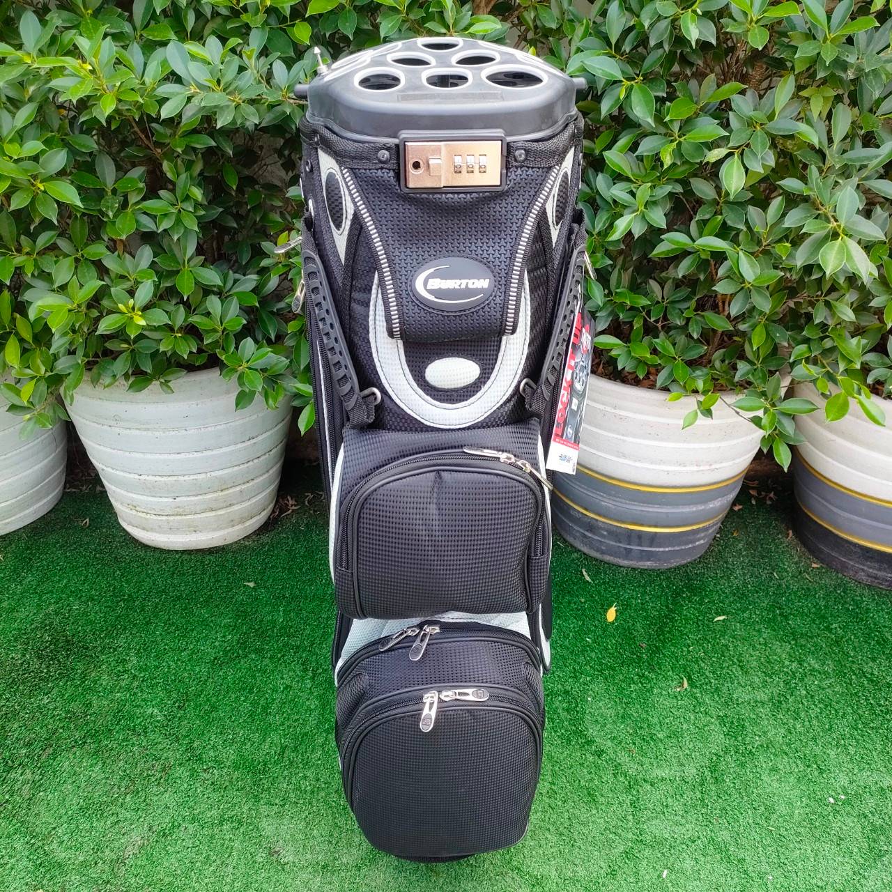 ❤️🔥❤️🔥❤️🔥ลดล้างสต๊อค❤️🔥❤️🔥❤️🔥 ** ถุงกอล์ฟ ของใหม่มือหนึ่ง ตำหนิ โครงพลาสติกด้านในมีรอยแตก แต่ถุงใช้งานได้ปกติ** *** . ถุงกอล์ฟ BURTON Club - Lok