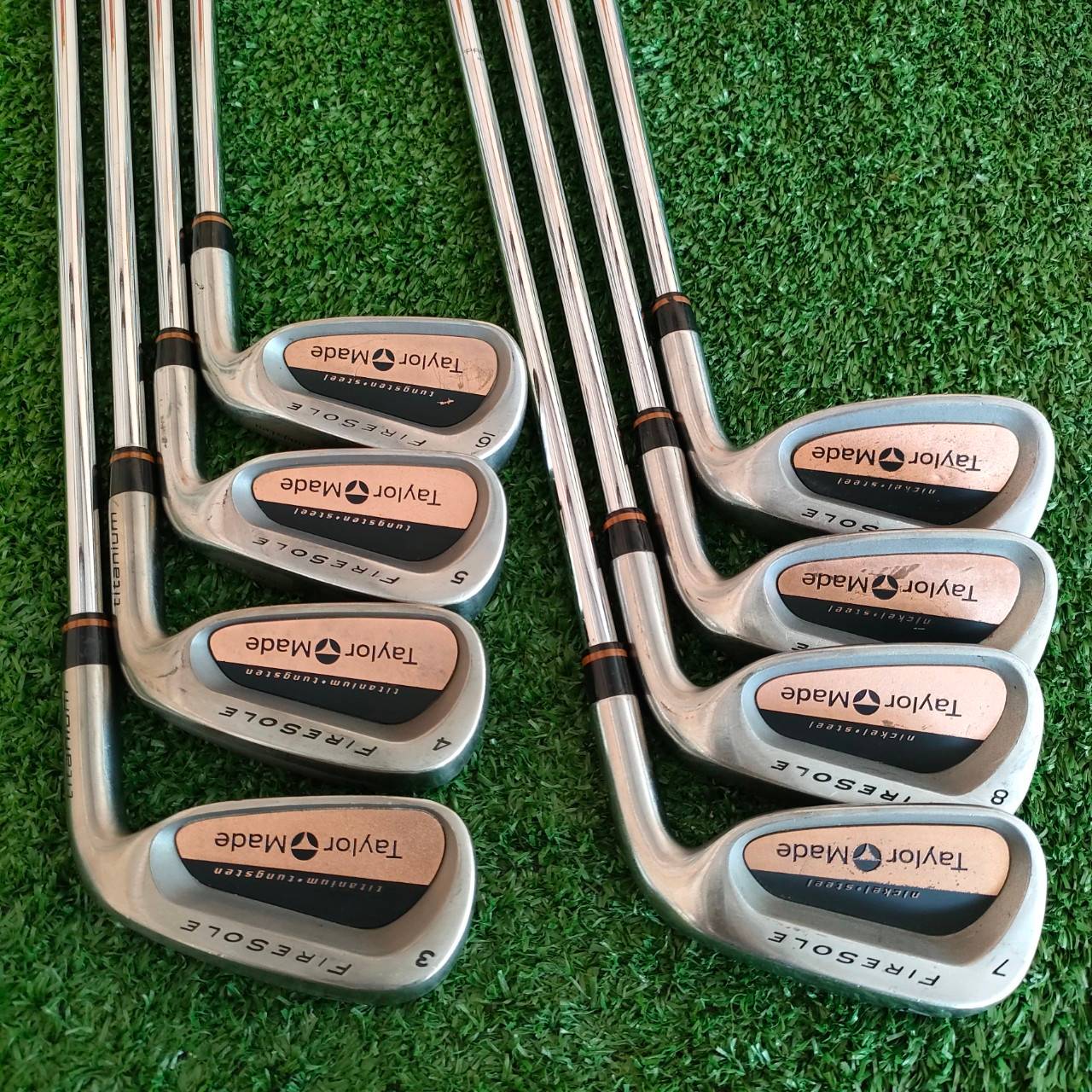 ชุดเหล็ก TAYLORMADE FIRESOLE มีเหล็ก 3-9 เเละ PW ก้าน TAYLORMADE FLEX R เหล็กสุดยอดตำนาน ตีดีแบบสุดๆ วัสดุไทเทเนี่ยม และยังมีใส่ทังสเตน ไว้ในเหล็กยาว เพื่อเพิ่มการชดเชย และให้ลูกลอยง่าย น้ำหนักฟีลลิ่งใส่เต็ม ระยะจึงมาเต็มมากๆ สปินดีจัด ตีง่ายมาก