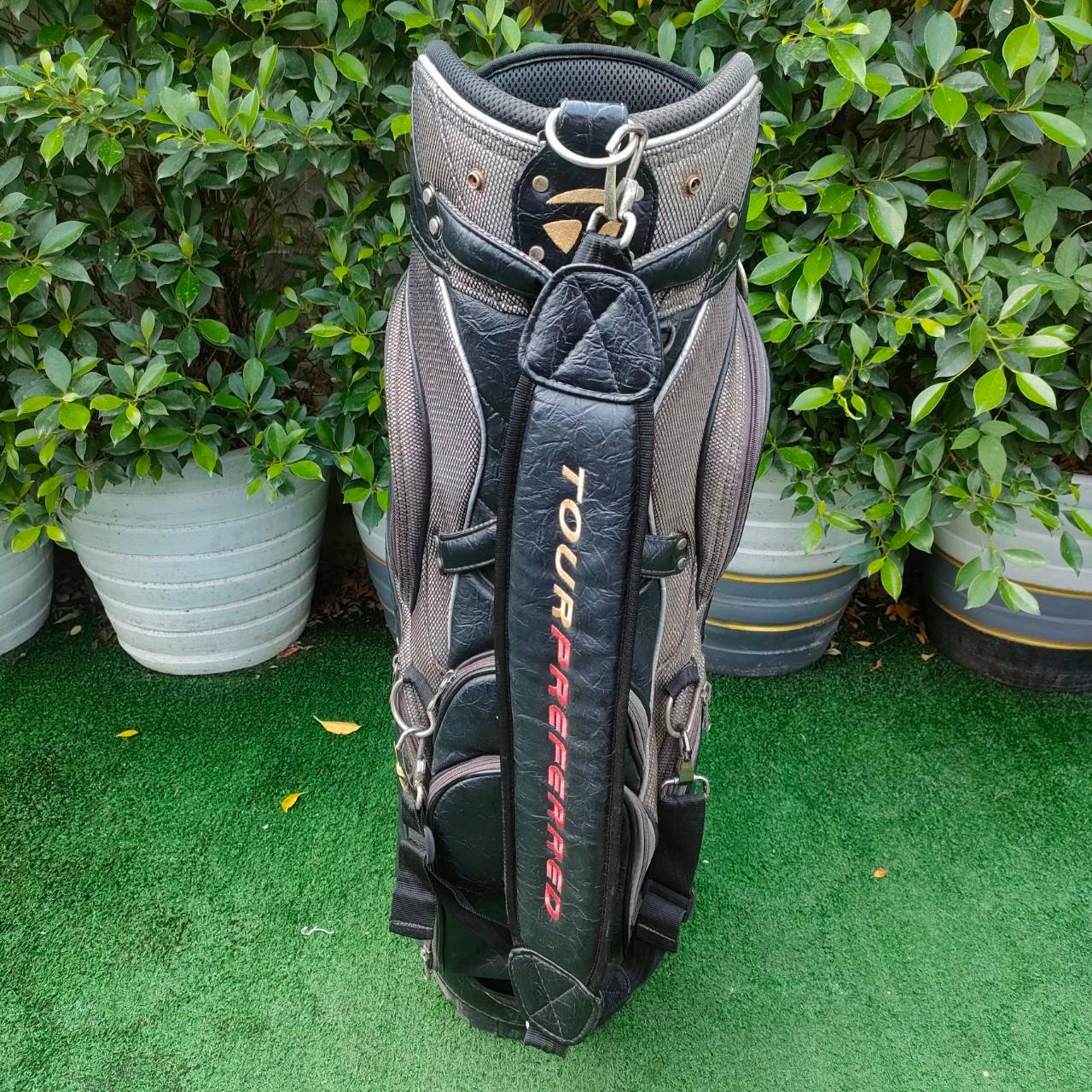 ถุงกอล์ฟ TAYLORMADE r5 MUNDRED SERIES มือสอง ** มีตำหนิ เเป๊กคอพเวอร์หลุด 1จุด ** ถุง TOUR ใบใหญ่ ราคาพิเศษที่สุด