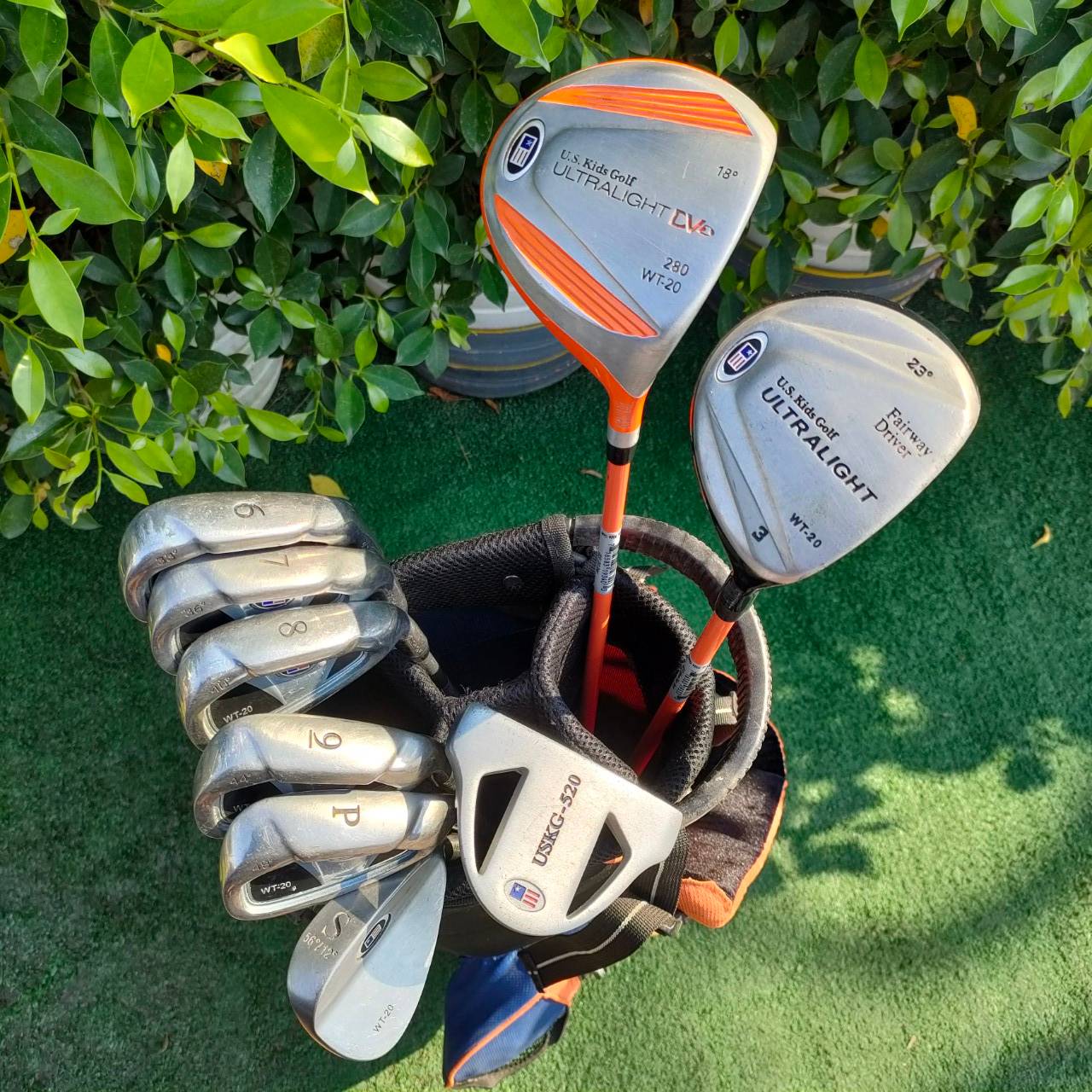 ** ไม้กอล์ฟสำหรับเด็ก ** FULLSET U.S KIDS GOLF ULTRALIGHT WT-20 51 ทั้งชุดประกอบด้วย หัวไม้ เเละ เเฟร์เวย์ ชุดเหล็ก 6,7,8,9, เเละ pw sw PUTTER USKG-520 พร้อมถุงกอล์ฟ US KIDS ไม้กอล์ฟเด็กอันดับ 1 ของโลก