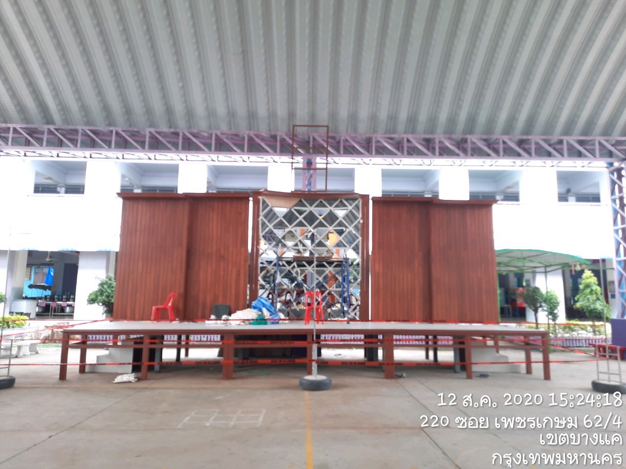 ราชวินิตประถม(บางแค)ทำเวที,ประตู,ที่นั่ง,สนามเด็กเล่น