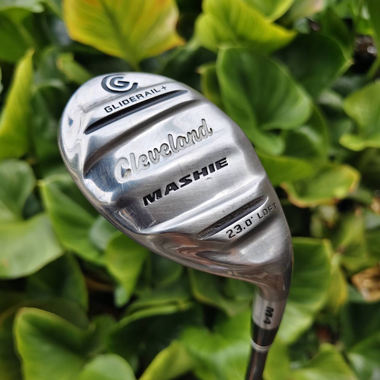 Hybrid Cleveland Mashie GlideRail+ 23° GlideRail+ Technology — พื้น sole ลื่นผ่านหญ้า ลดโอกาสตีติด