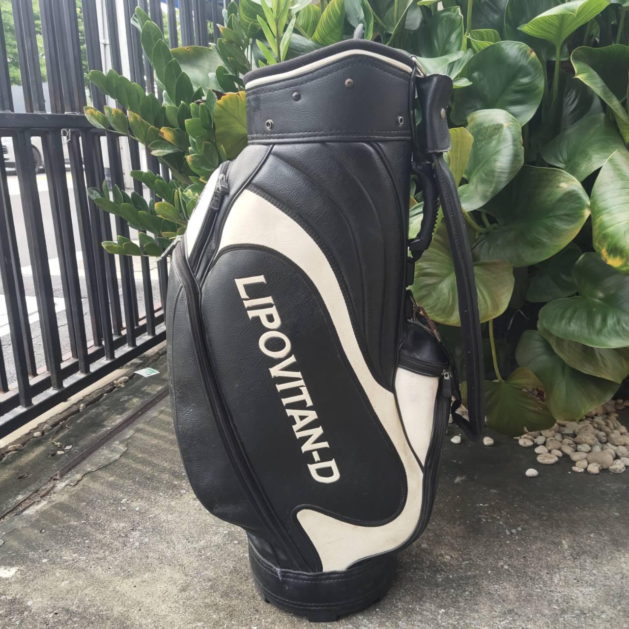ถุงกอล์ฟ ลิโพตีไกล!!! สภาพถุงโดยรวม เรียบร้อย ซิปใช้ได้ดี ถุง TOUR