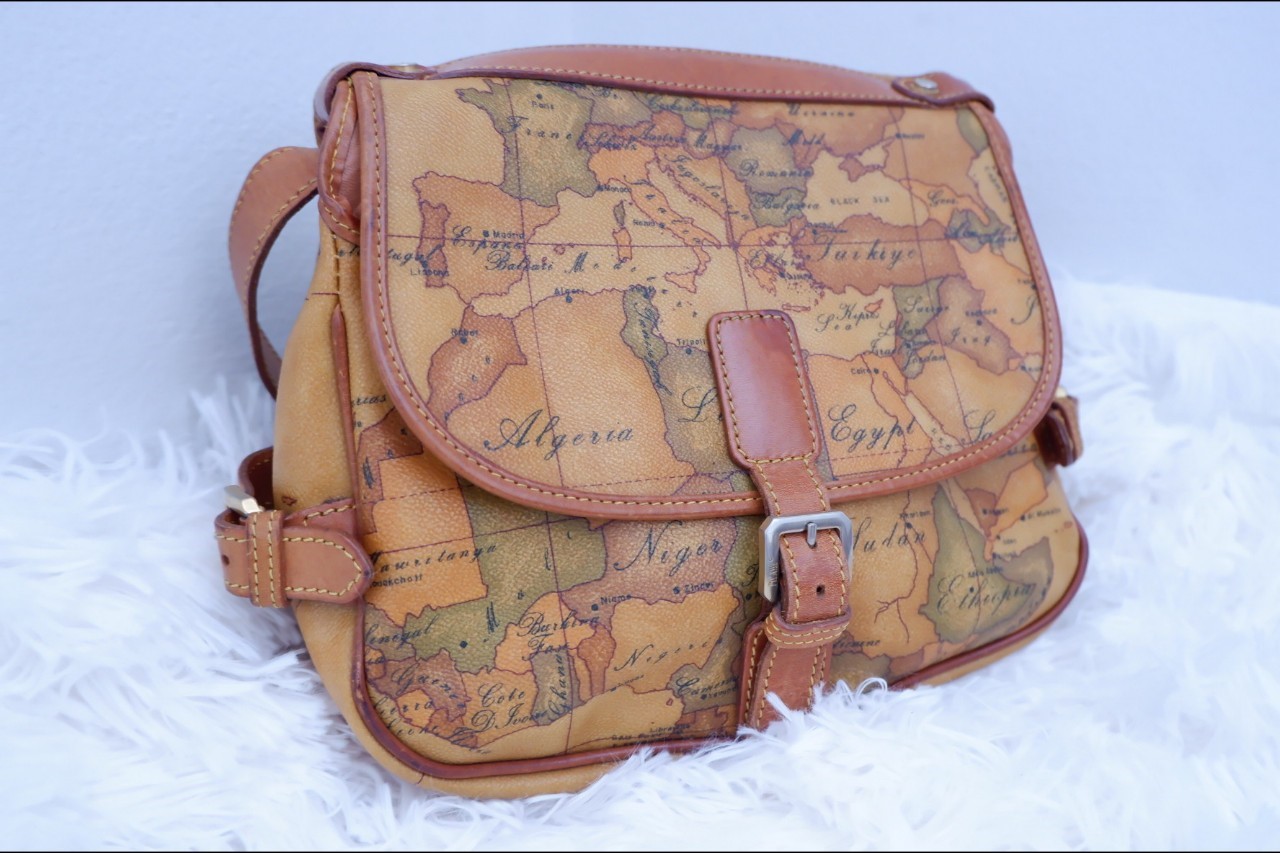 Nakala Luxurious Alviero Martini ทรงชามัวร์ค่ะ MADE IN ITALY ของแท้ 100 เปอร์เซ็นต์ มีแผนที่ประเทศไทยอยู่ตรงหน้ากระเป๋า