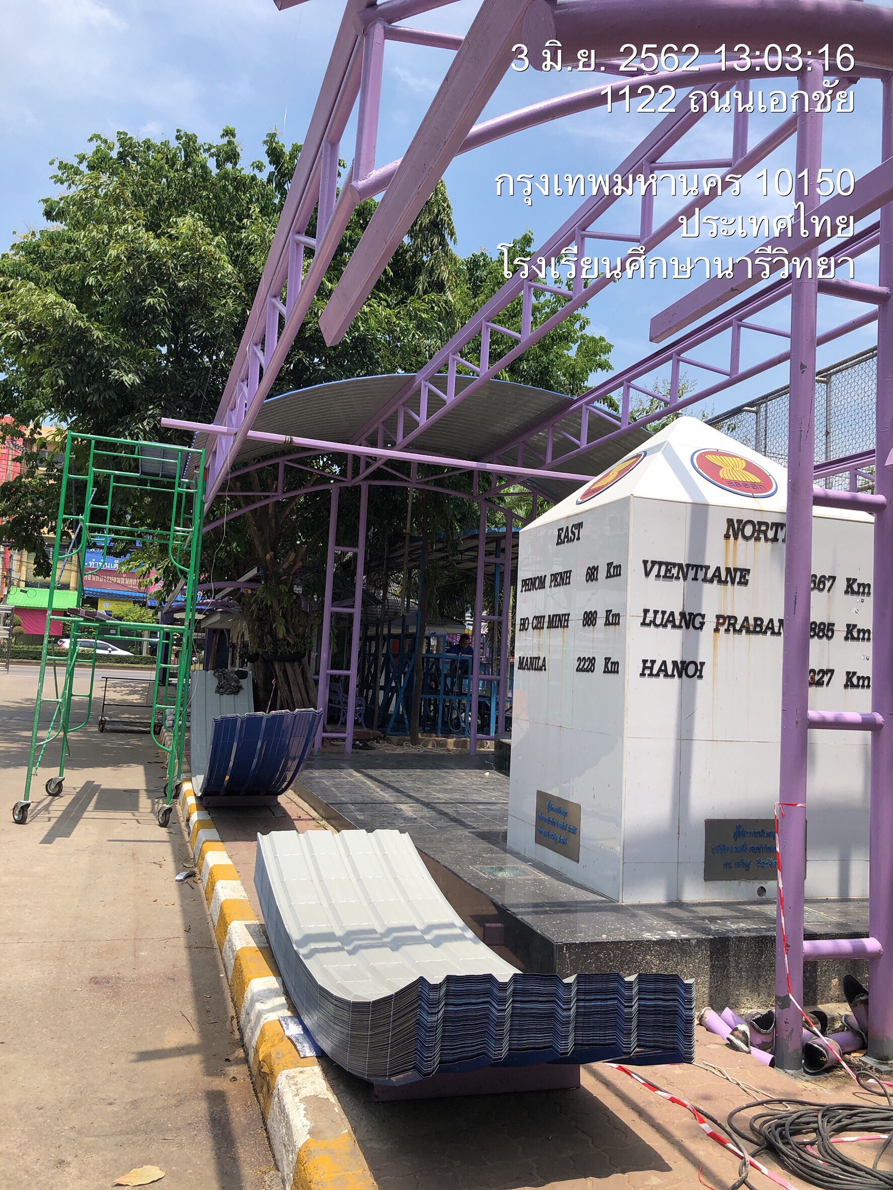 รร. ศึกษานารี ทำหลังคาทางเชื่อมอาคารเรียน