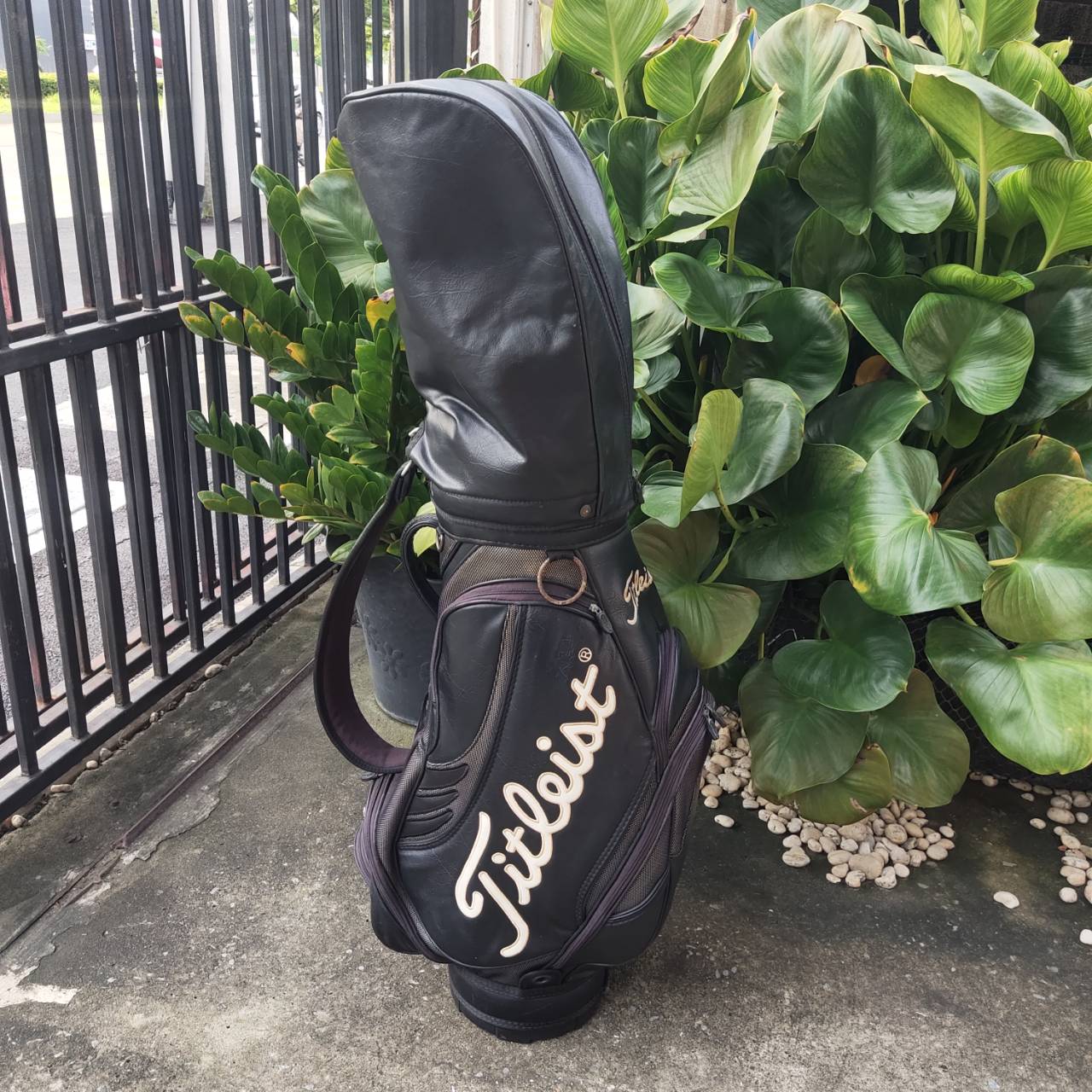 ถุงกอล์ฟ Titleist ถุง TOUR ใบใหญ่ มือสอง ของแท้ ใส่ไม้ได้เยอะ และอุปกรณ์ได้ครบมากที่สุด