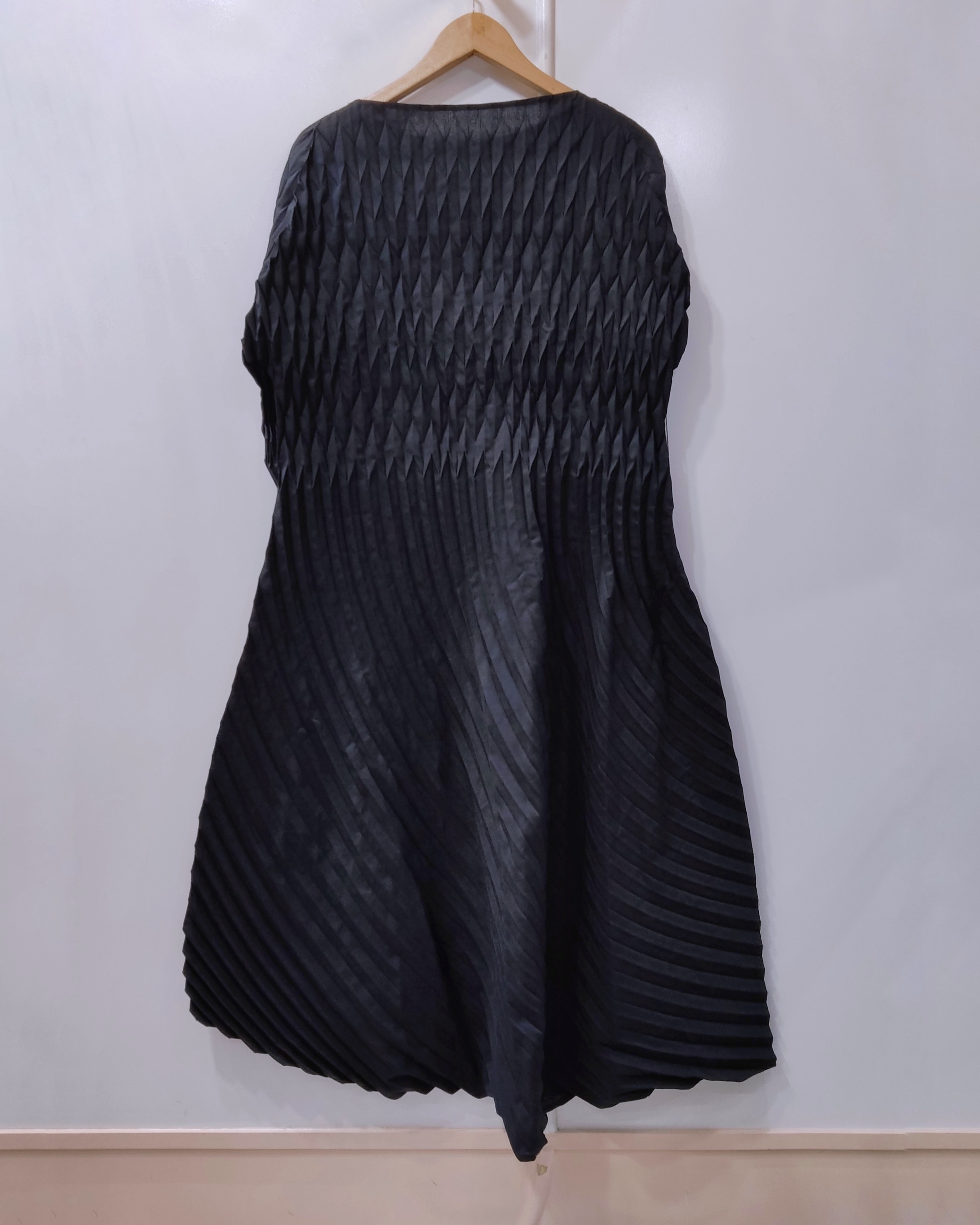 2MUAY รุ่น CX0496 เดรสอัดพลีท LONG SLEEVE GLAM PLEATED DRESS สีดำ FREE SIZE