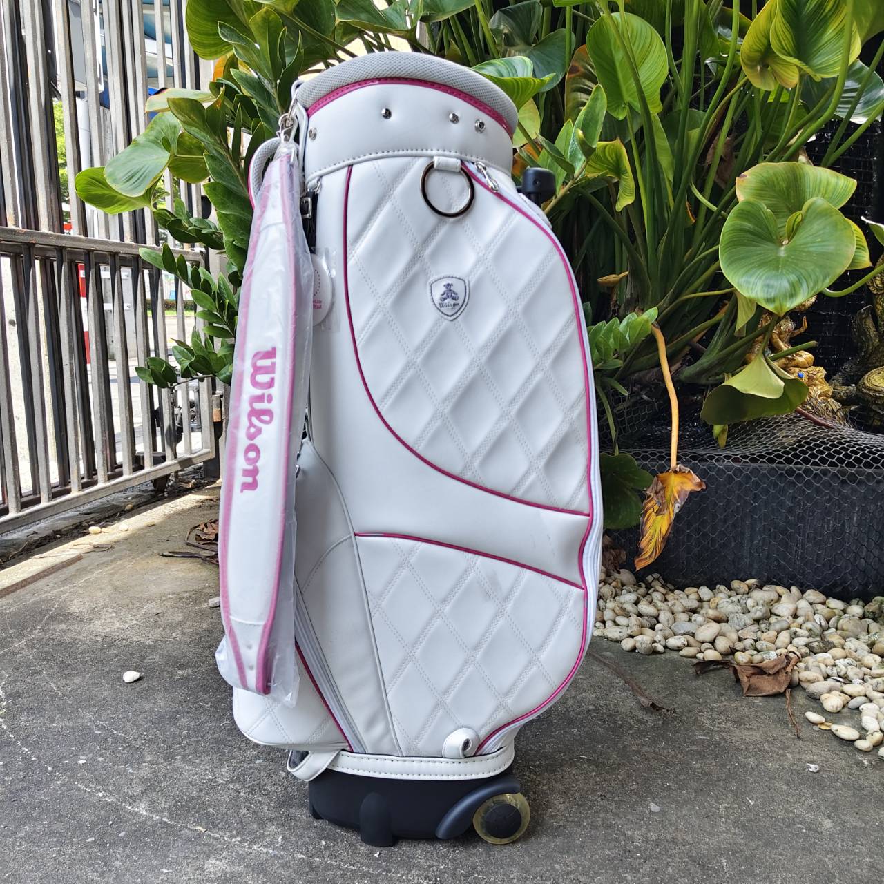 ถุงกอล์ฟ WILSON **มีล้อลาก** มือสองสภาพสวยมาก แทบไม่ได้ใช้ วัสดุดีมากๆ น่าใช้แบบสุดๆเลยค่ะ