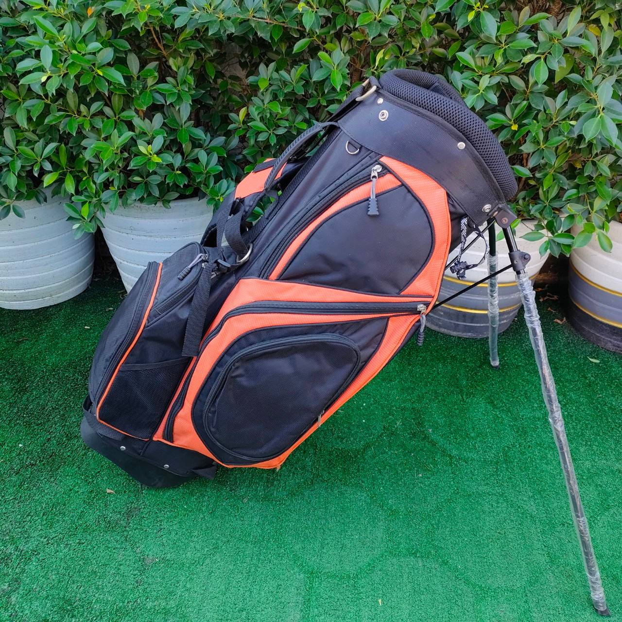 ถุงกอล์ฟ ขาตั้ง มือสอง สภาพสวยสมบูรณ์ มีสายสะพายหลัง ขาตั้งแข็งแรงมากๆครับ