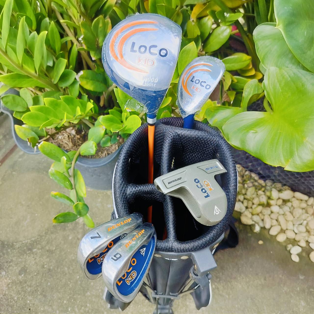 ไม้กอล์ฟครบชุดสำหรับเด็ก DUNLOP LOCO KID เหล็ก 7 ยาว 30 นิ้ว พร้อมถุงกอล์ฟขาตั้ง เล่นได้ครบทุกระยะของเด็ก สภาพสวยระดับนางฟ้า