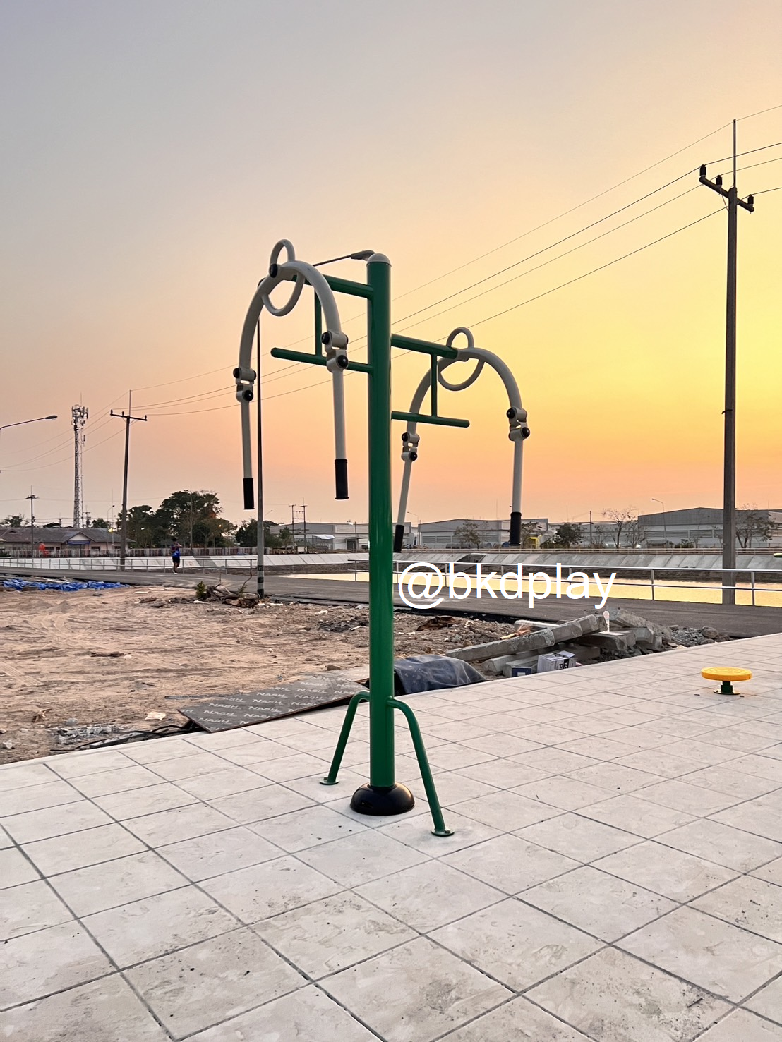 เครื่องออกกำลังกาย กลางแจ้ง ชุดอุปกรณ์ บริหารแขน หัวไหล่ แบบยืน ดึงสลับ 2 ด้าน ลานกีฬา อเนกประสงค์ สนามกีฬา ผลิตในไทย สั่งทำตามสีที่ต้องการได้