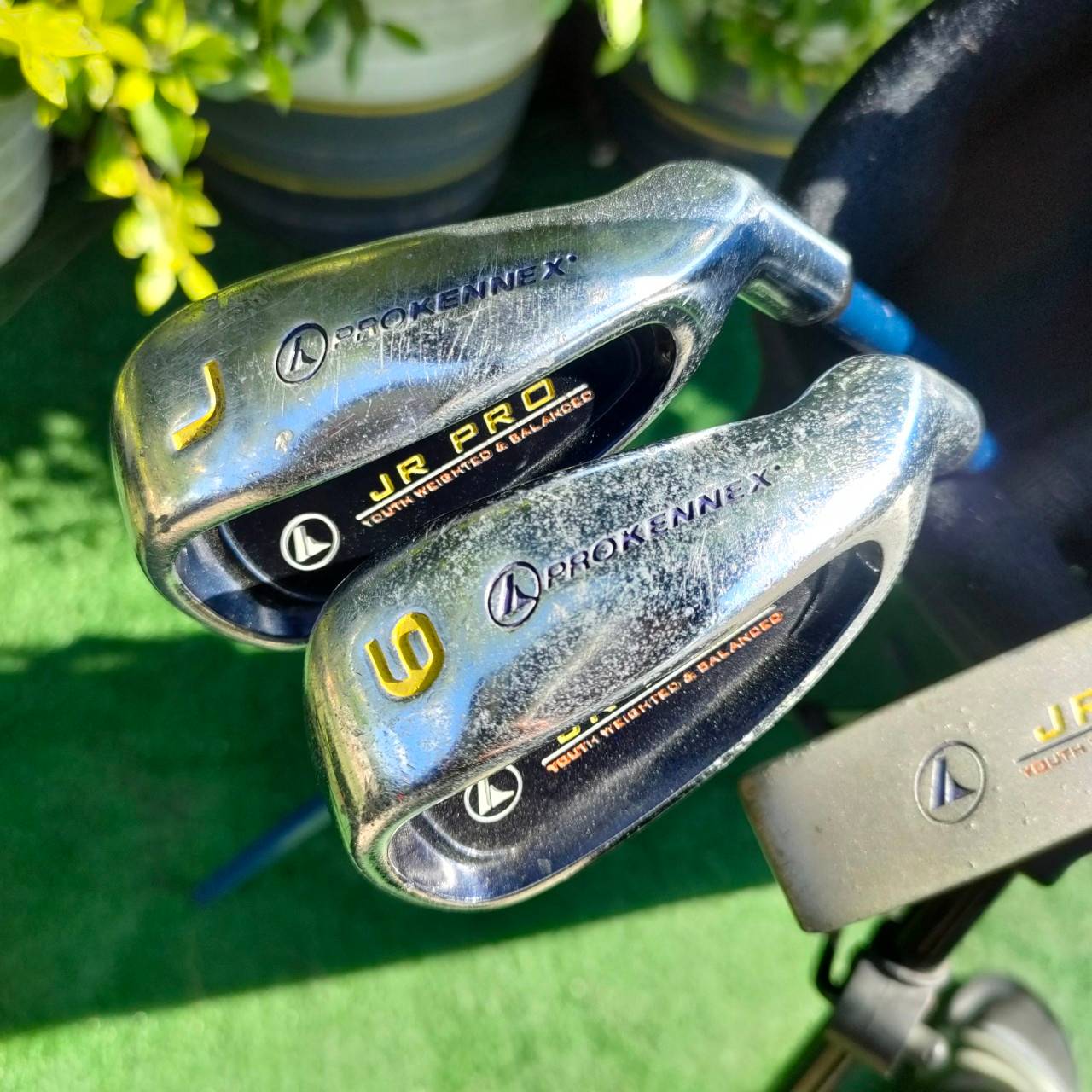** ไม้กอล์ฟสำหรับเด็ก ** FULLSET PROKENNEX JR PRO ทั้งชุดประกอบด้วย Driver เเละ FairwayWoods เหล็ก 7 เเละ 9 *** เหล็ก 7 ความยาว 33 นิ้ว **** พร้อม PUTTER เเละถุงกอล์ฟ ขาตั้งPROKENNEX **ถุงกอล์ฟมีตำนิ ชิฟเเตกค่ะ **