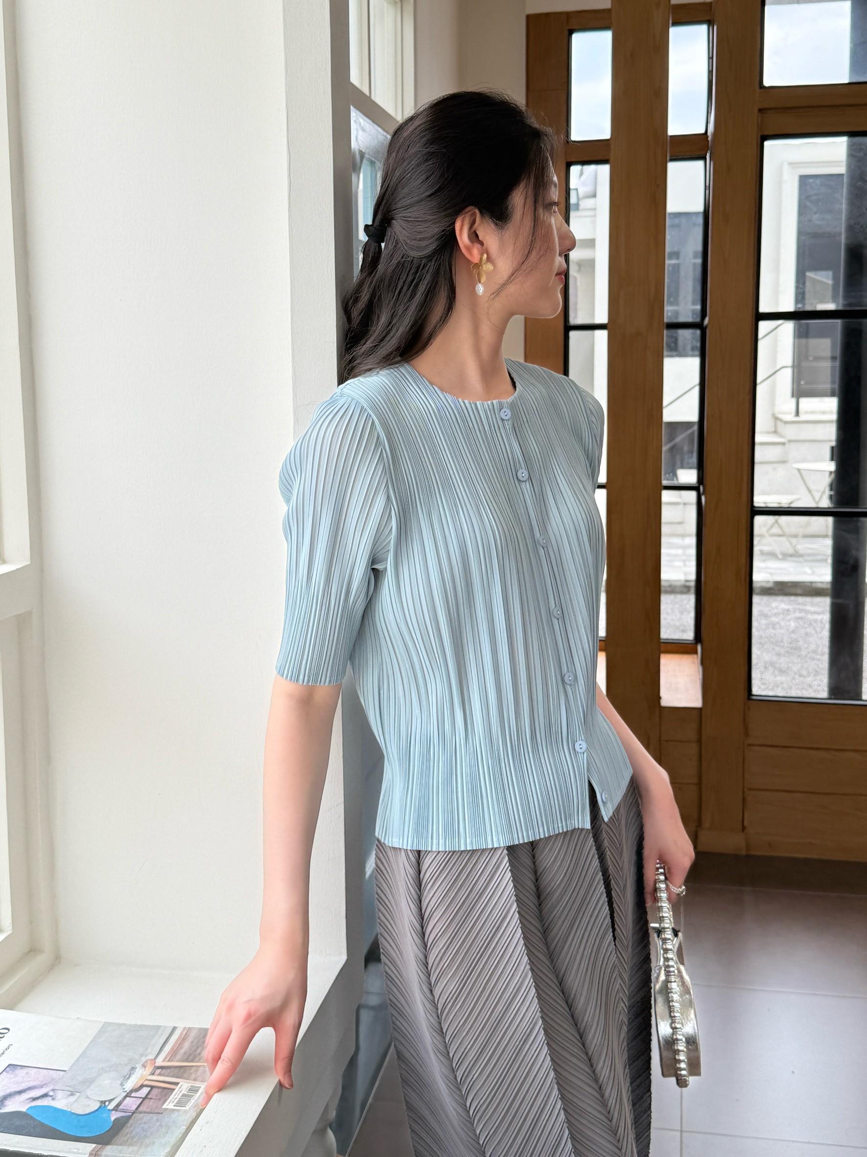 2MUAY รุ่น GJO11307 เสื้ออัดพลีท ROUND NECK BUTTON FRONT PLEATED TOP