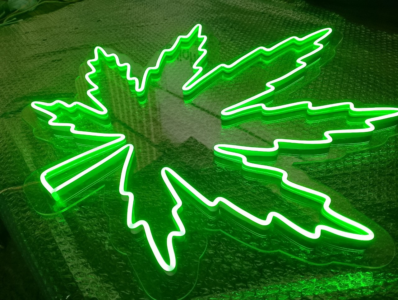 #ป้ายไฟนีออนดัดรูปใบกัญชา