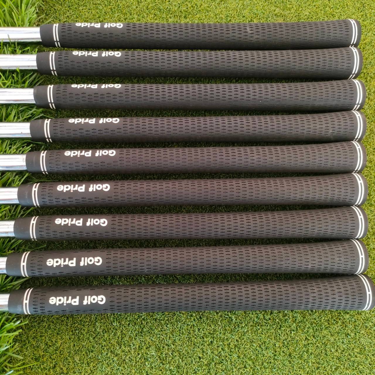 ชุดเหล็ก TAYLORMADE R11 มีเหล็ก 4 - PW AW SW สภาพสวยเลยครับ ตีดี ตีง่าย ตีไกลครับ สวยๆนานๆเข้ามา