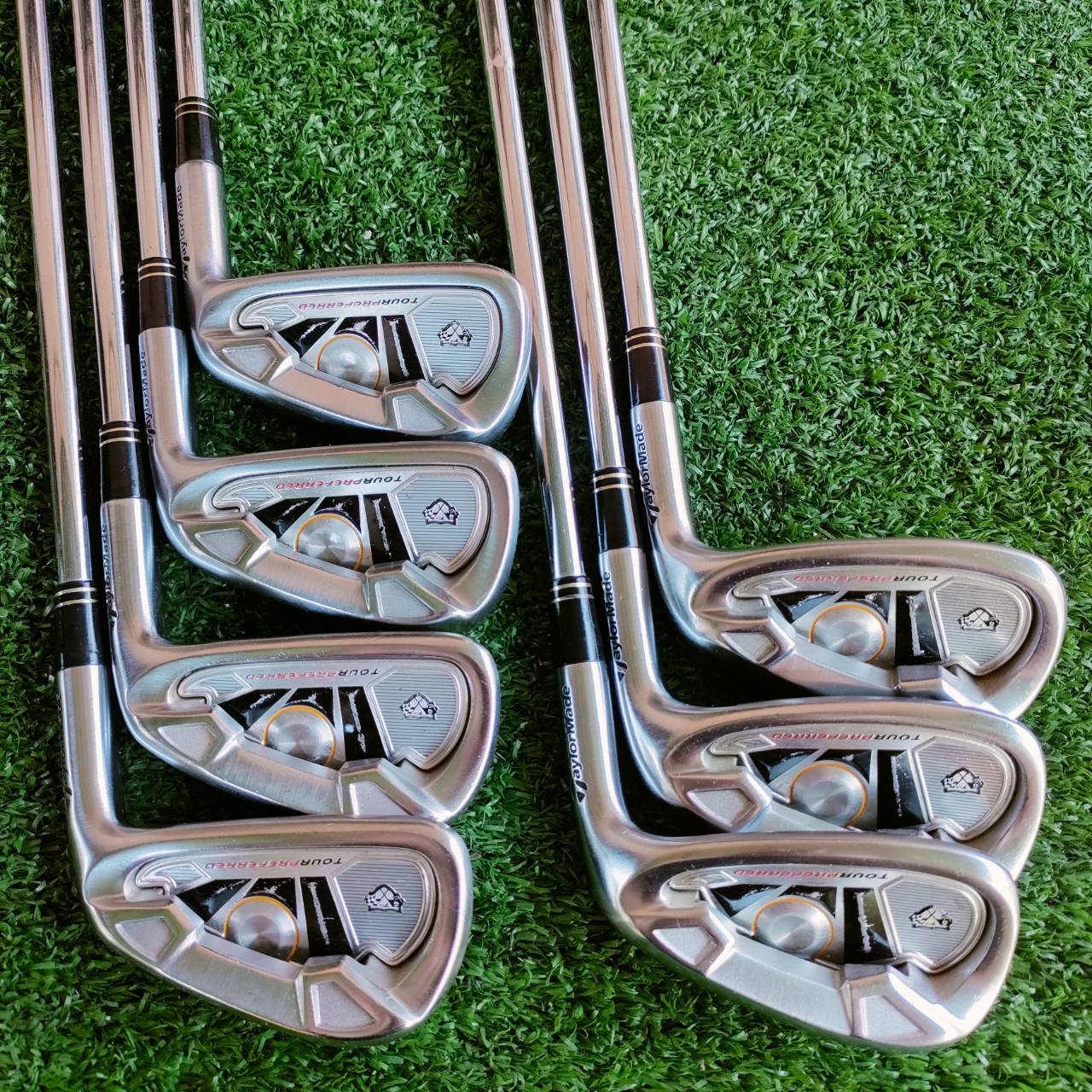 ชุดเหล็ก TaylorMade Tour Preferred สำหรับท่านที่ชอบใบขนาดไม่เทอะทะ แต่แฝงดด้วยความตีง่ายด้วยการมีร่อง CAVITY ด้านหลังใบ เป็นโพรงลึก ช่วยให้ชดเชยสูง และยังเป็นการช่วยส่งพลังไปยังลูกให้ได้ระยะ ไม้กอล์ฟพรีเมี่ยมมือสอง ของแท้ By NakaraLuxurious
