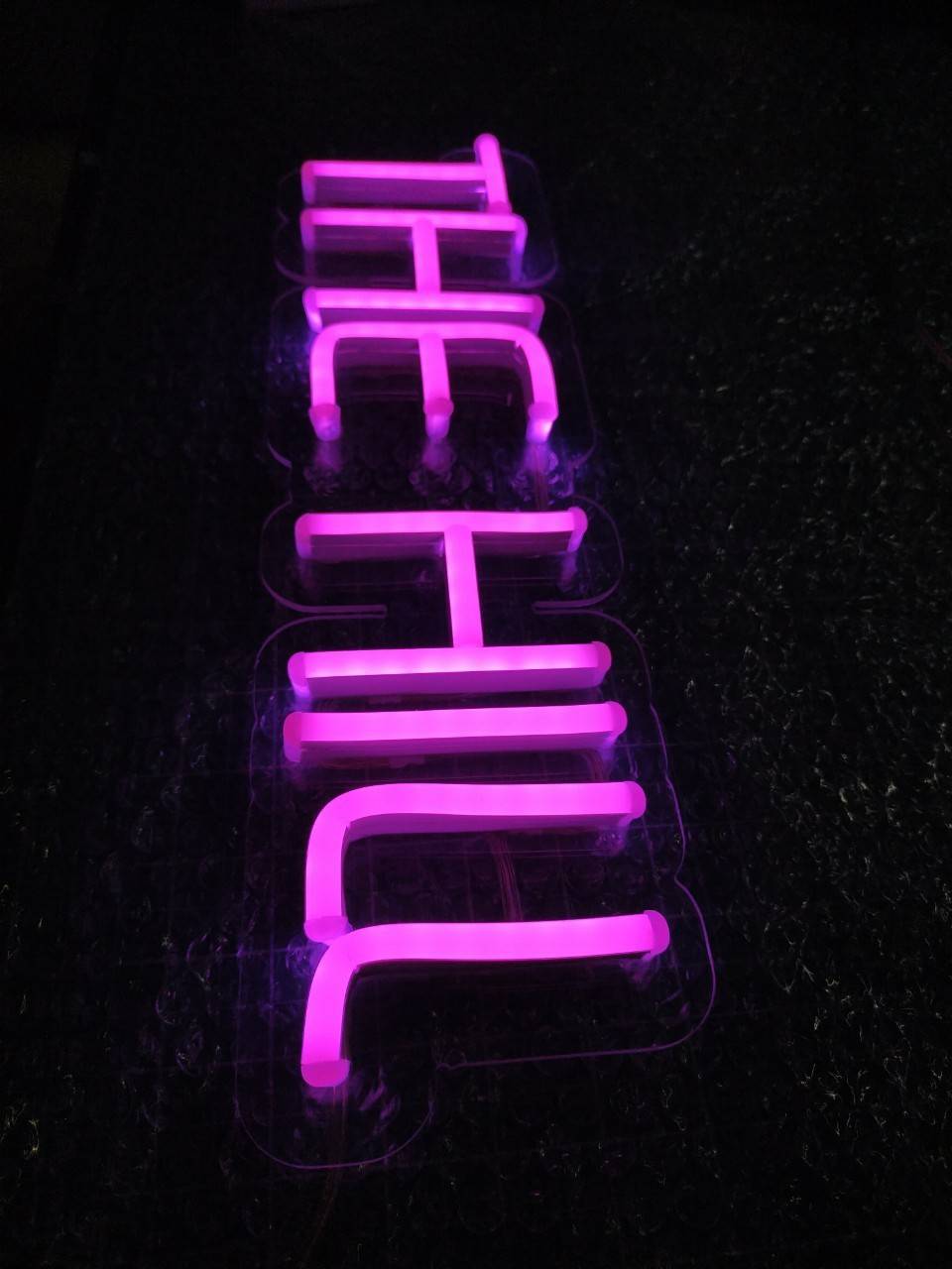 ป้ายไฟนีออนLED สีชมพู - THE HILL รองหลังอะคริลิใส3มิล