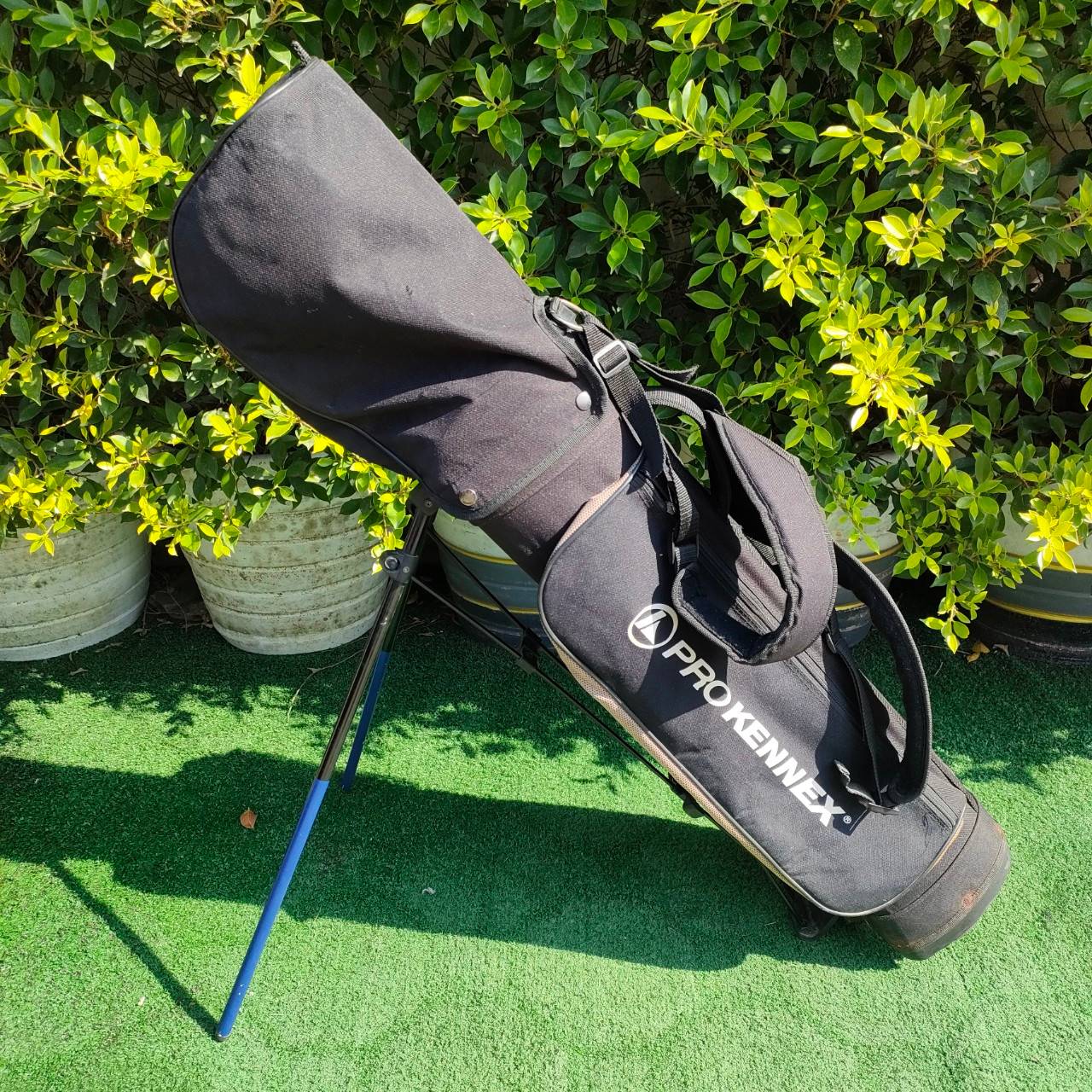 ** ไม้กอล์ฟสำหรับเด็ก ** FULLSET PROKENNEX JR PRO ทั้งชุดประกอบด้วย Driver เเละ FairwayWoods เหล็ก 7 เเละ 9 *** เหล็ก 7 ความยาว 33 นิ้ว **** พร้อม PUTTER เเละถุงกอล์ฟ ขาตั้งPROKENNEX **ถุงกอล์ฟมีตำนิ ชิฟเเตกค่ะ **