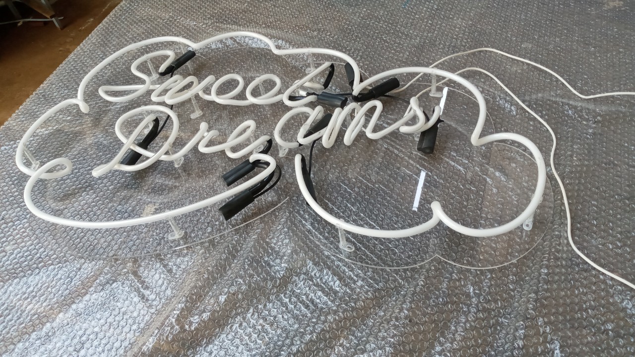 ไฟนีออน เฟค