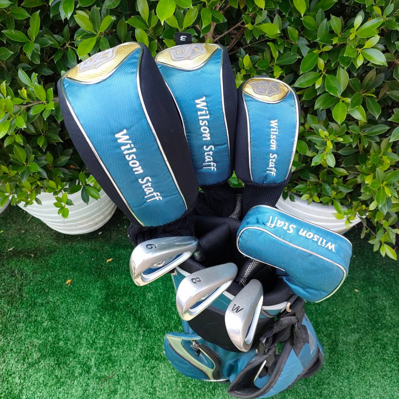 ไม้กอล์ฟเด็กพรีเมี่ยมครบชุด WILSON STAFF พร้อมถุงขาตั้ง ของแท้ เดิมๆ COVER ครบ เหล็ก 6 ยาว 34 นิ้ว สภาพสวยสมบูรณ์ น้องๆ สามารถออกรอบได้เลย ถุงกอล์ฟแบบมีขาตั้ง สายสะพายหลัง สามารถใช้แข่ง ของสมาคมได้ครับ